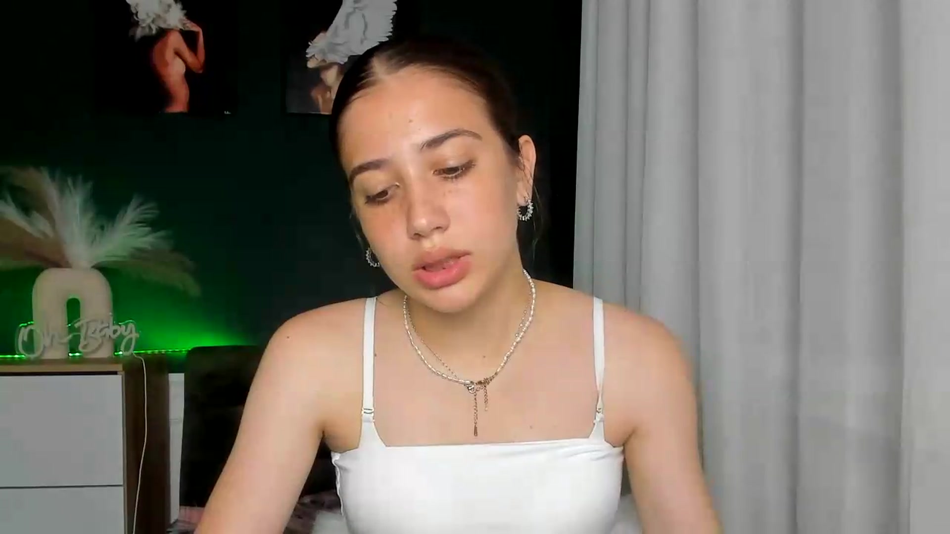Gallery image thumbnail from AlexaPirs's myfreecams stream on, 06/24/2026, 14:17 image 14 of 20