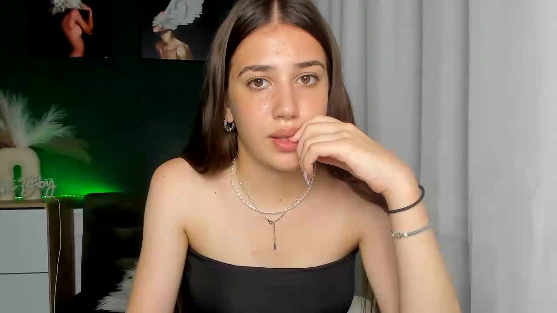Gallery image thumbnail from AlexaPirs's myfreecams stream on, 06/25/2026, 16:51 image 3 of 20