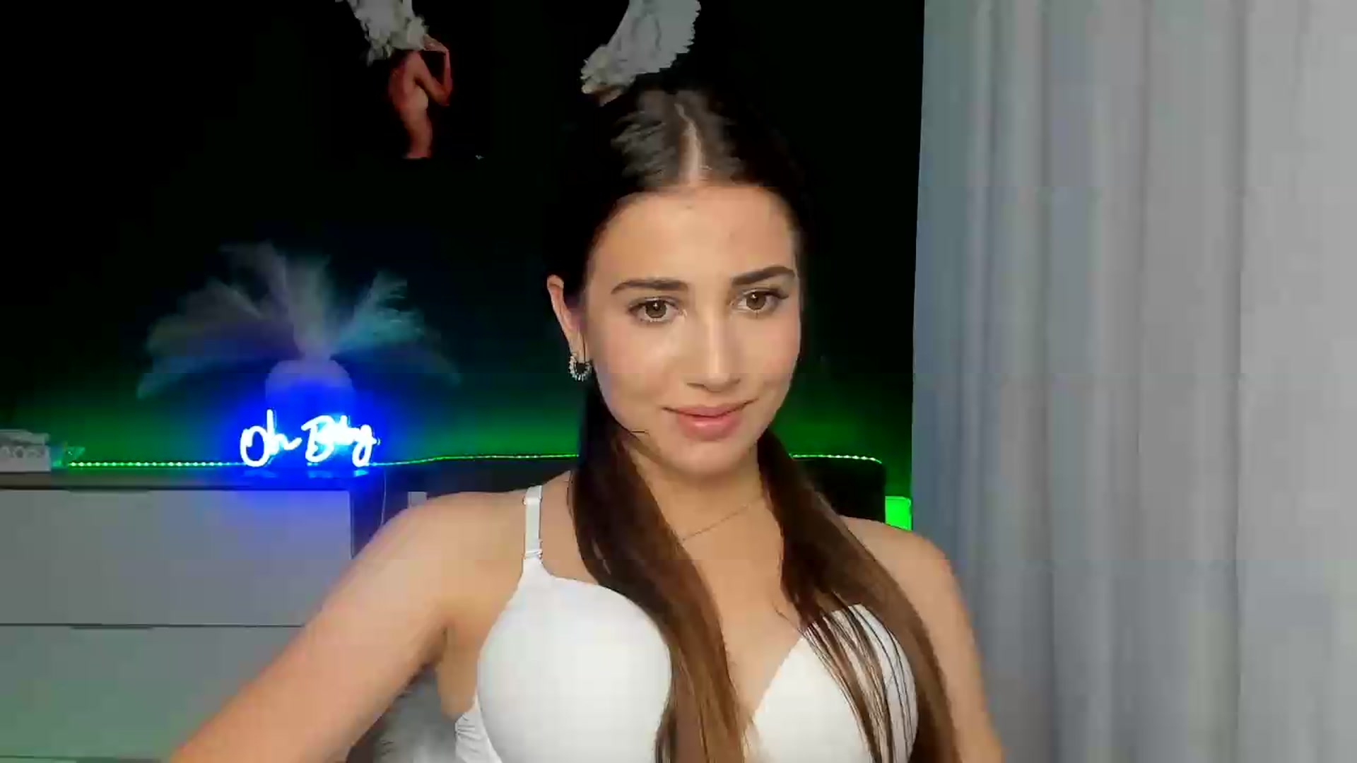 Gallery image thumbnail from AlexaPirs's myfreecams stream on, 07/20/2026, 16:48 image 6 of 20