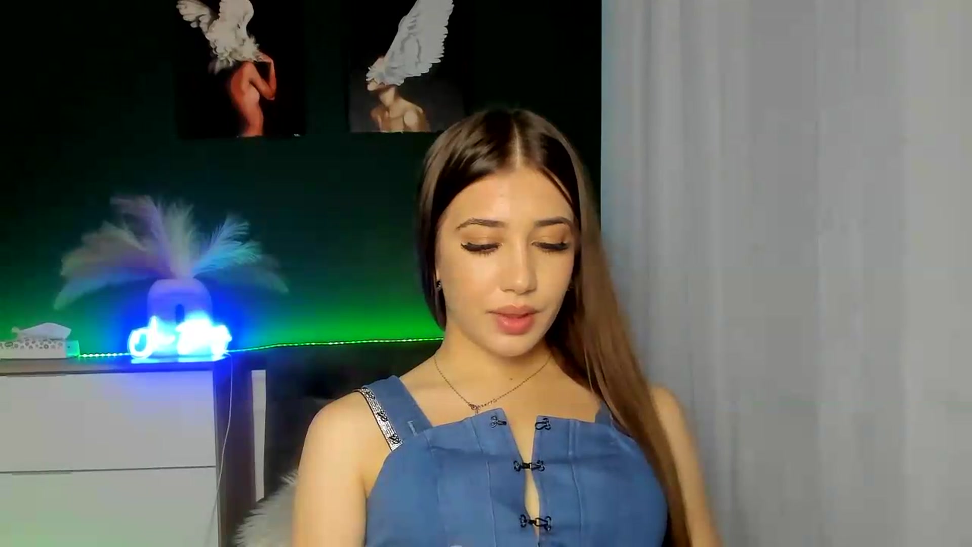Gallery image thumbnail from AlexaPirs's myfreecams stream on, 07/31/2026, 13:12 image 11 of 20