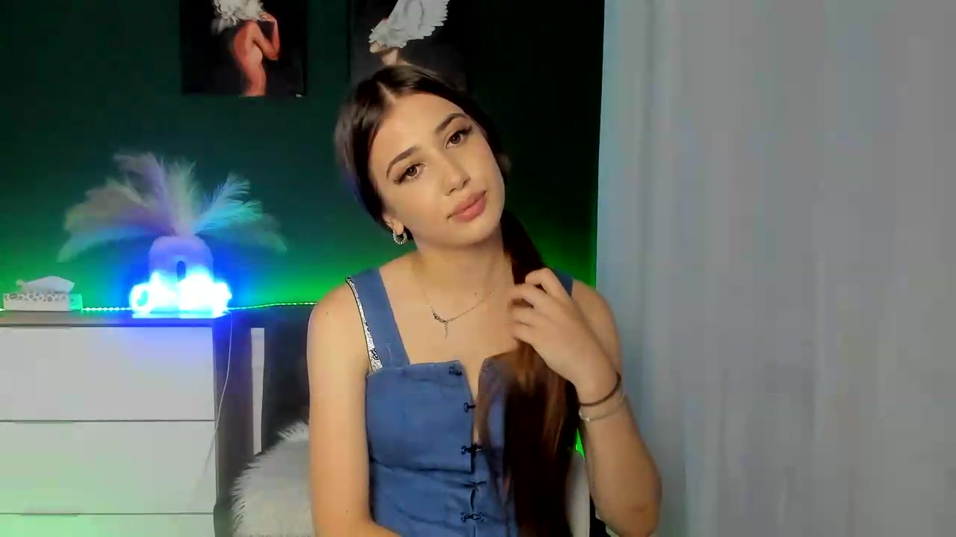 Gallery image thumbnail from AlexaPirs's myfreecams stream on, 07/31/2026, 15:18 image 17 of 20