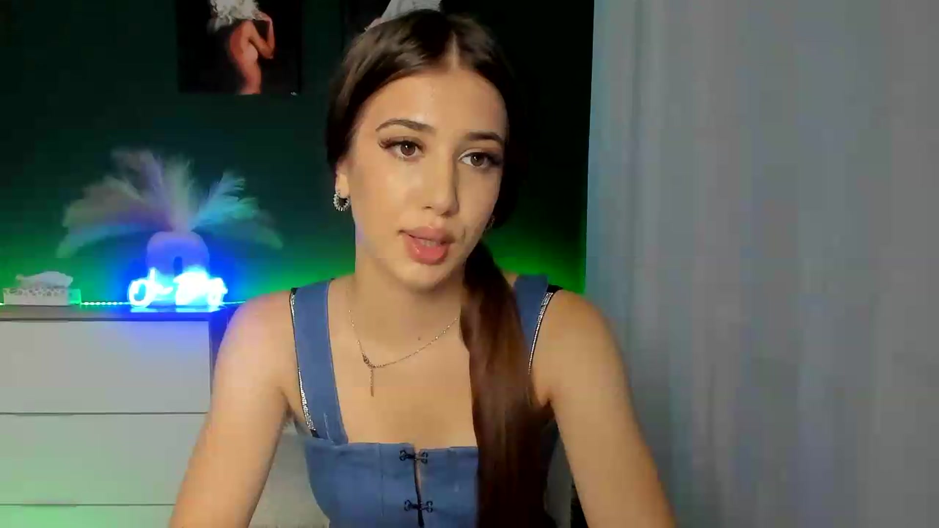 Gallery image thumbnail from AlexaPirs's myfreecams stream on, 07/31/2026, 15:18 image 12 of 20