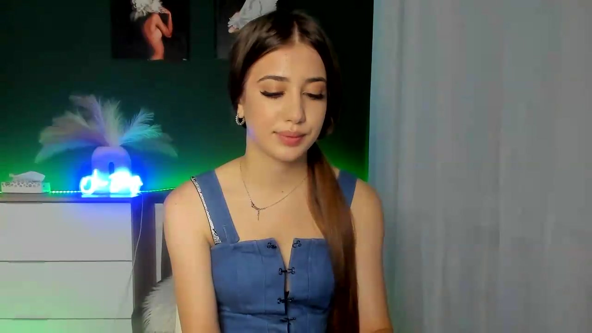 Gallery image thumbnail from AlexaPirs's myfreecams stream on, 07/31/2026, 15:18 image 18 of 20