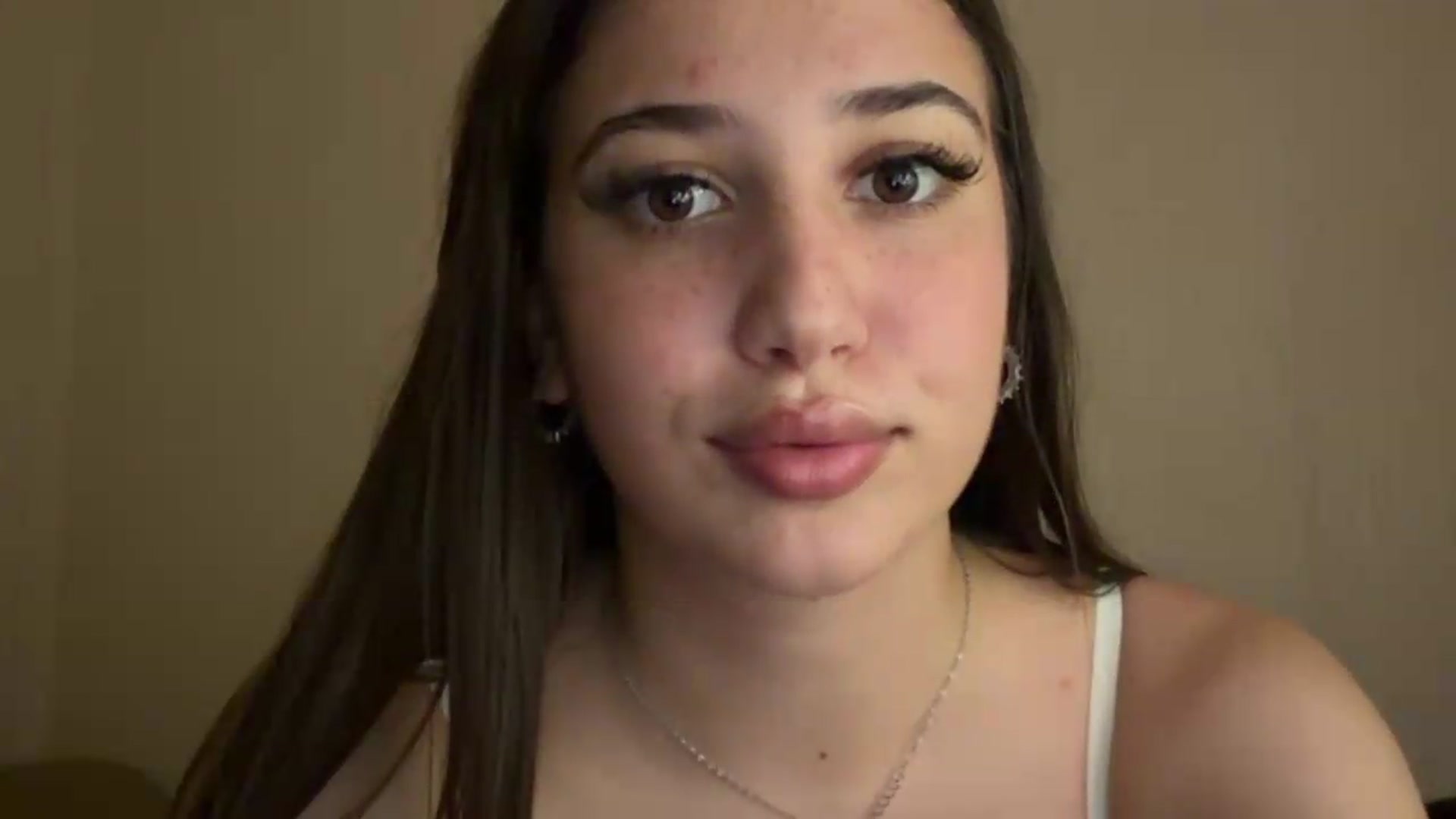 Gallery image thumbnail from AlexaPirs's myfreecams stream on, 08/05/2026, 23:29 image 18 of 20