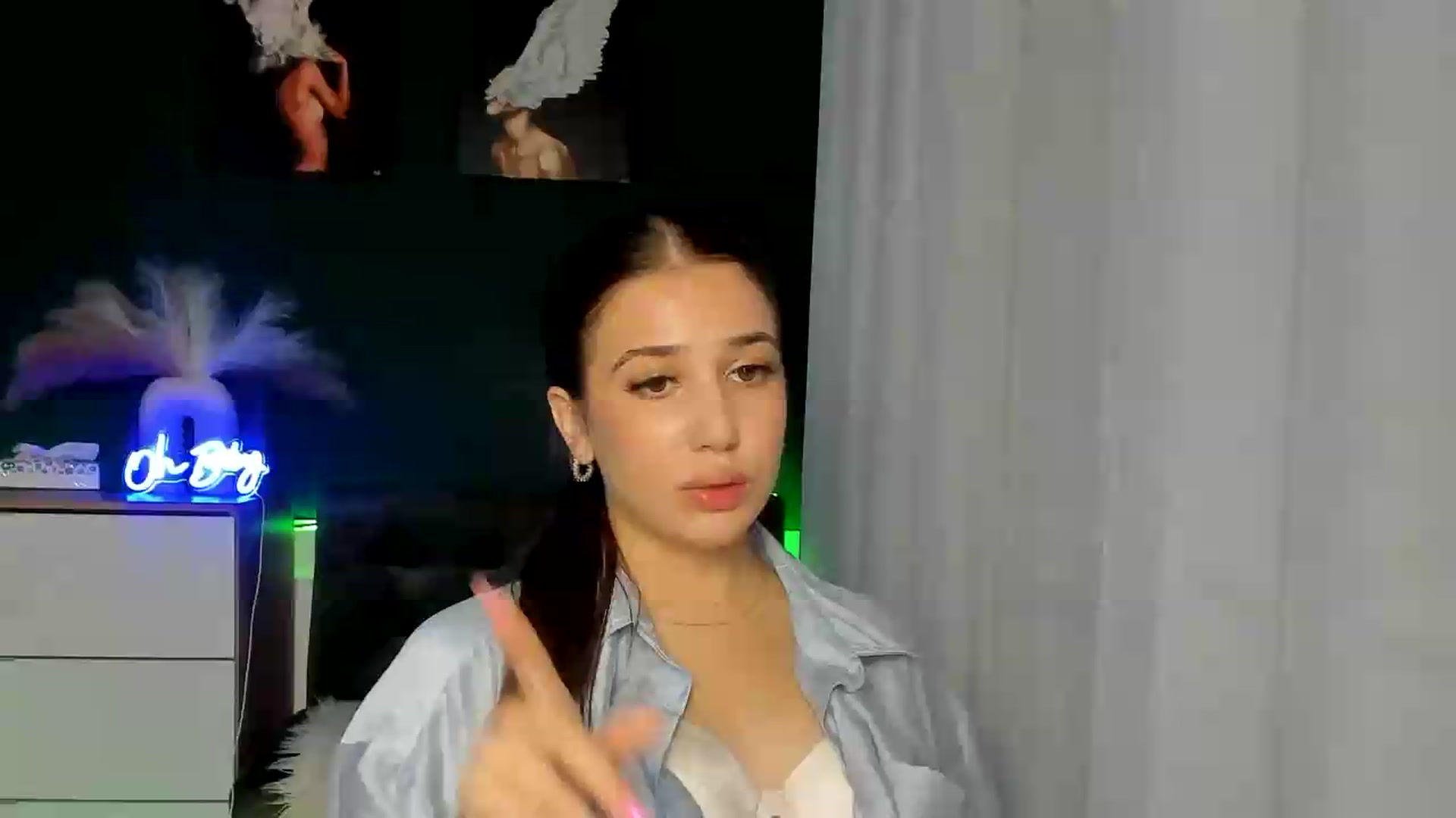 Gallery image thumbnail from AlexaPirs's myfreecams stream on, 08/12/2026, 16:40 image 4 of 20