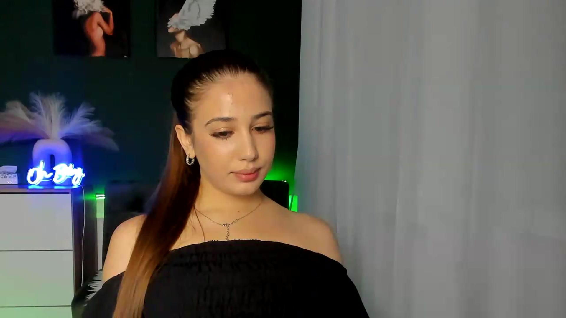 Gallery image thumbnail from AlexaPirs's myfreecams stream on, 08/13/2026, 13:53 image 15 of 20