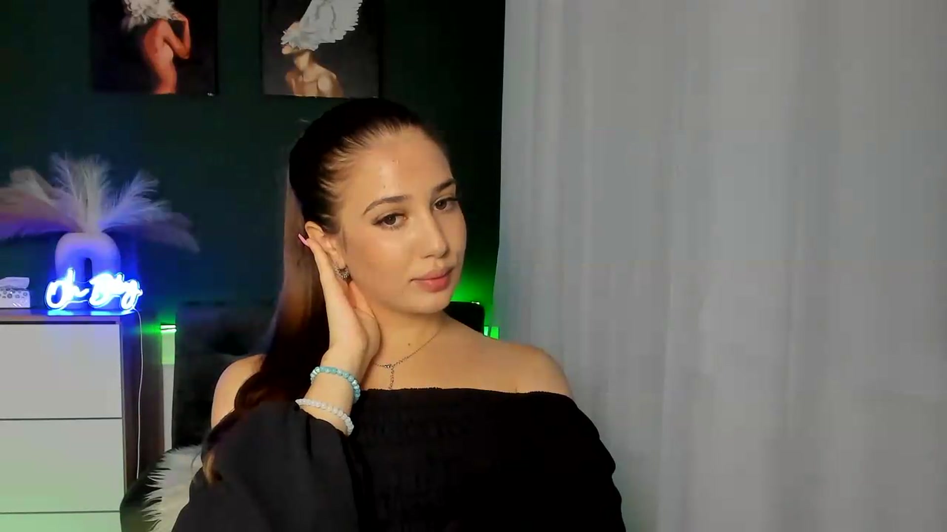 Gallery image thumbnail from AlexaPirs's myfreecams stream on, 08/13/2026, 13:53 image 17 of 20