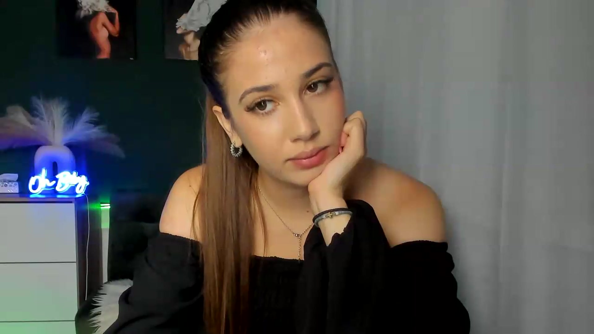 Gallery image thumbnail from AlexaPirs's myfreecams stream on, 08/13/2026, 13:53 image 3 of 20