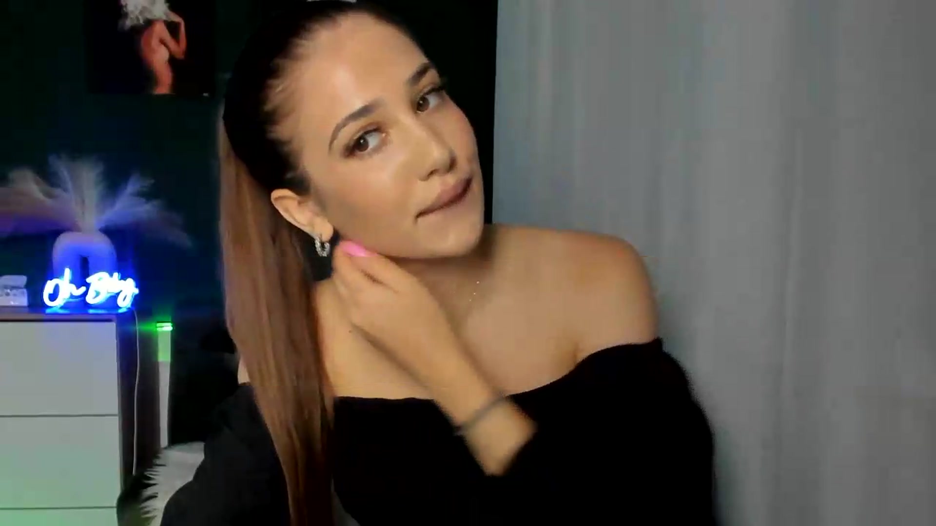 Gallery image thumbnail from AlexaPirs's myfreecams stream on, 08/13/2026, 13:53 image 9 of 20
