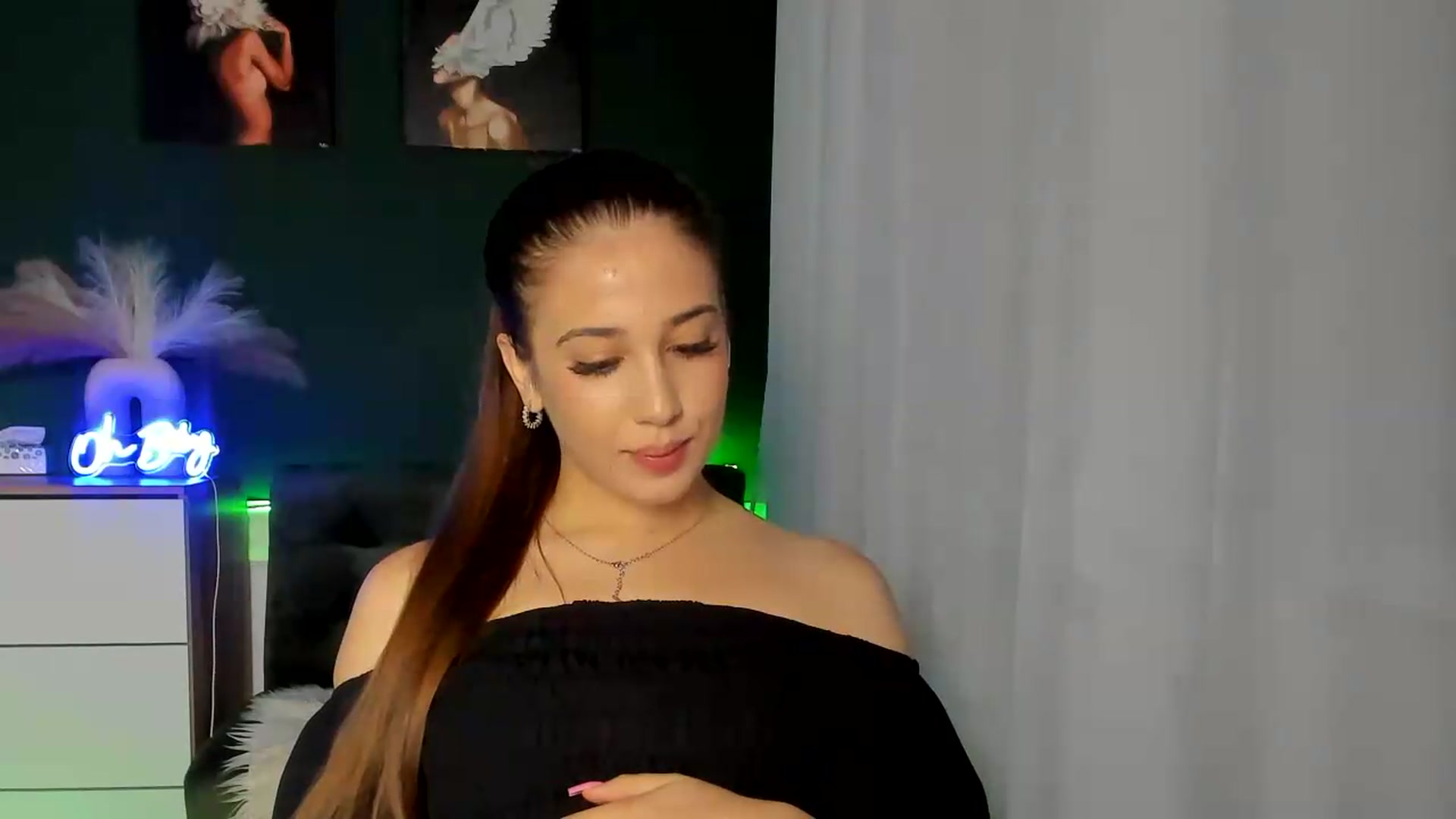 Gallery image thumbnail from AlexaPirs's myfreecams stream on, 08/13/2026, 13:53 image 18 of 20