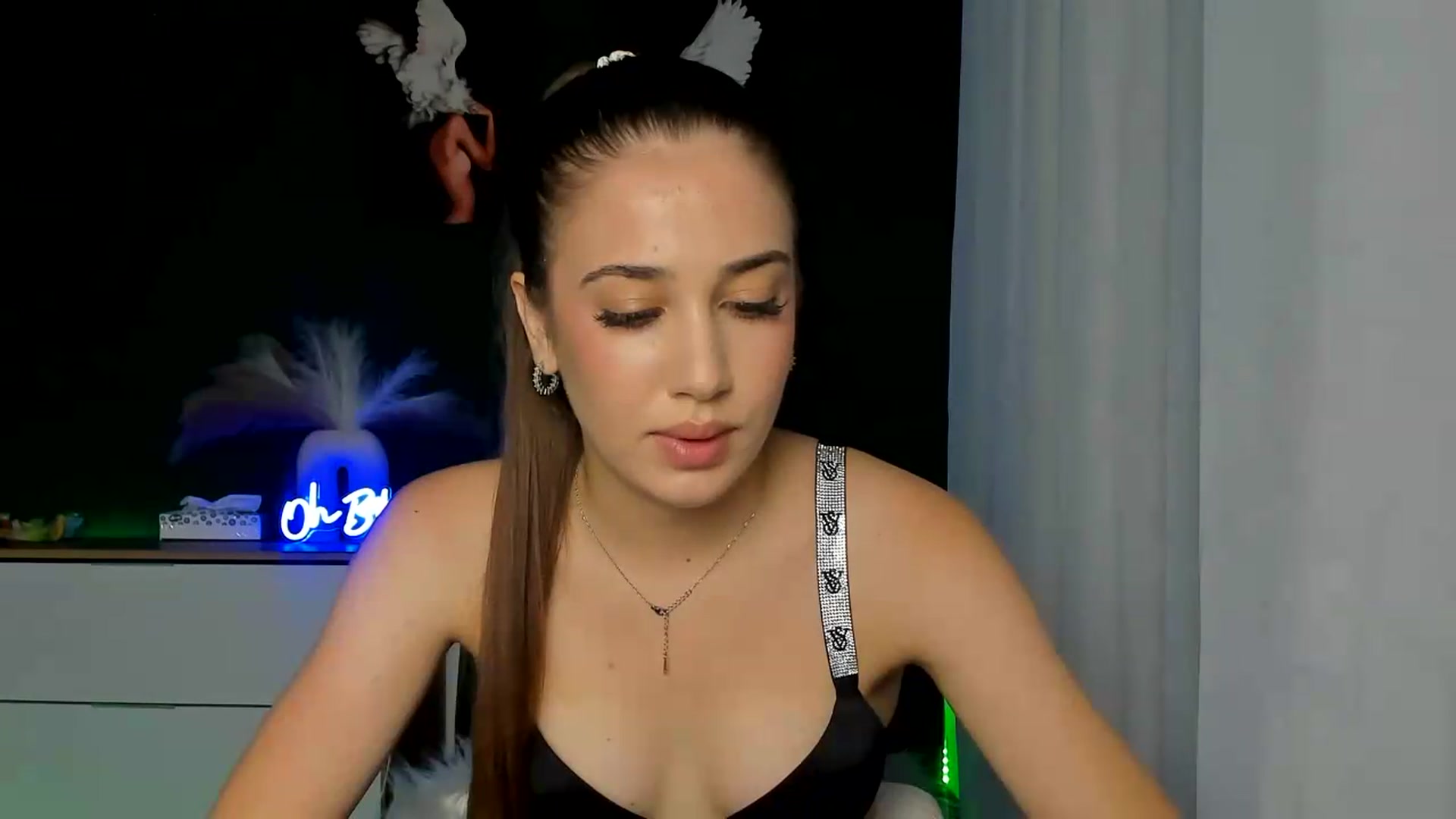 Gallery image thumbnail from AlexaPirs's myfreecams stream on, 08/18/2026, 13:17 image 15 of 20
