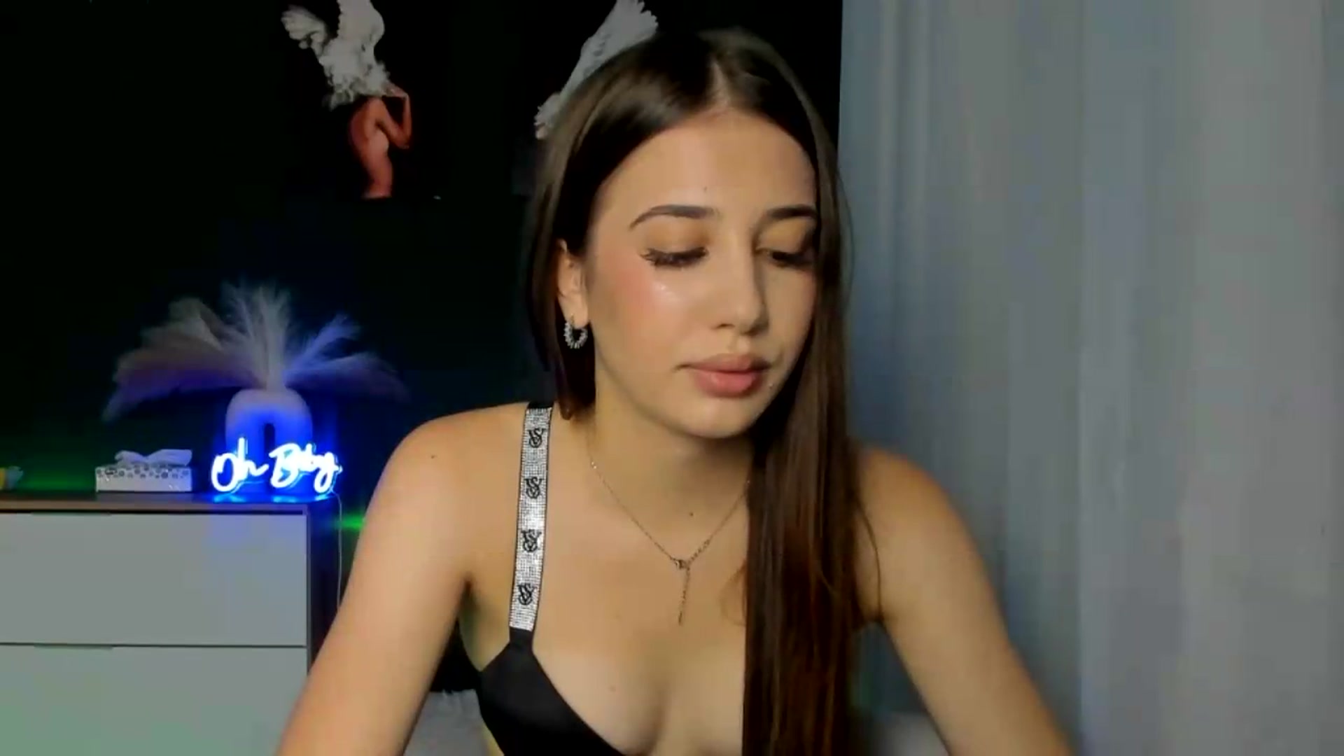 Gallery image thumbnail from AlexaPirs's myfreecams stream on, 08/19/2026, 13:15 image 4 of 20