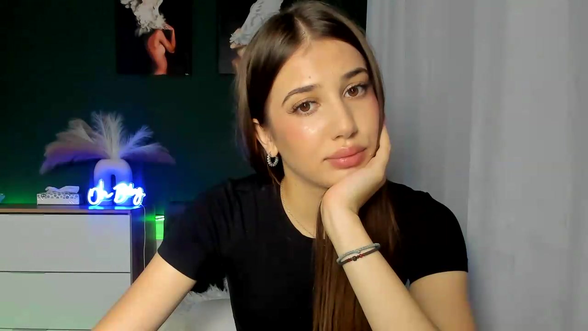 Gallery image thumbnail from AlexaPirs's myfreecams stream on, 08/19/2026, 13:39 image 8 of 20