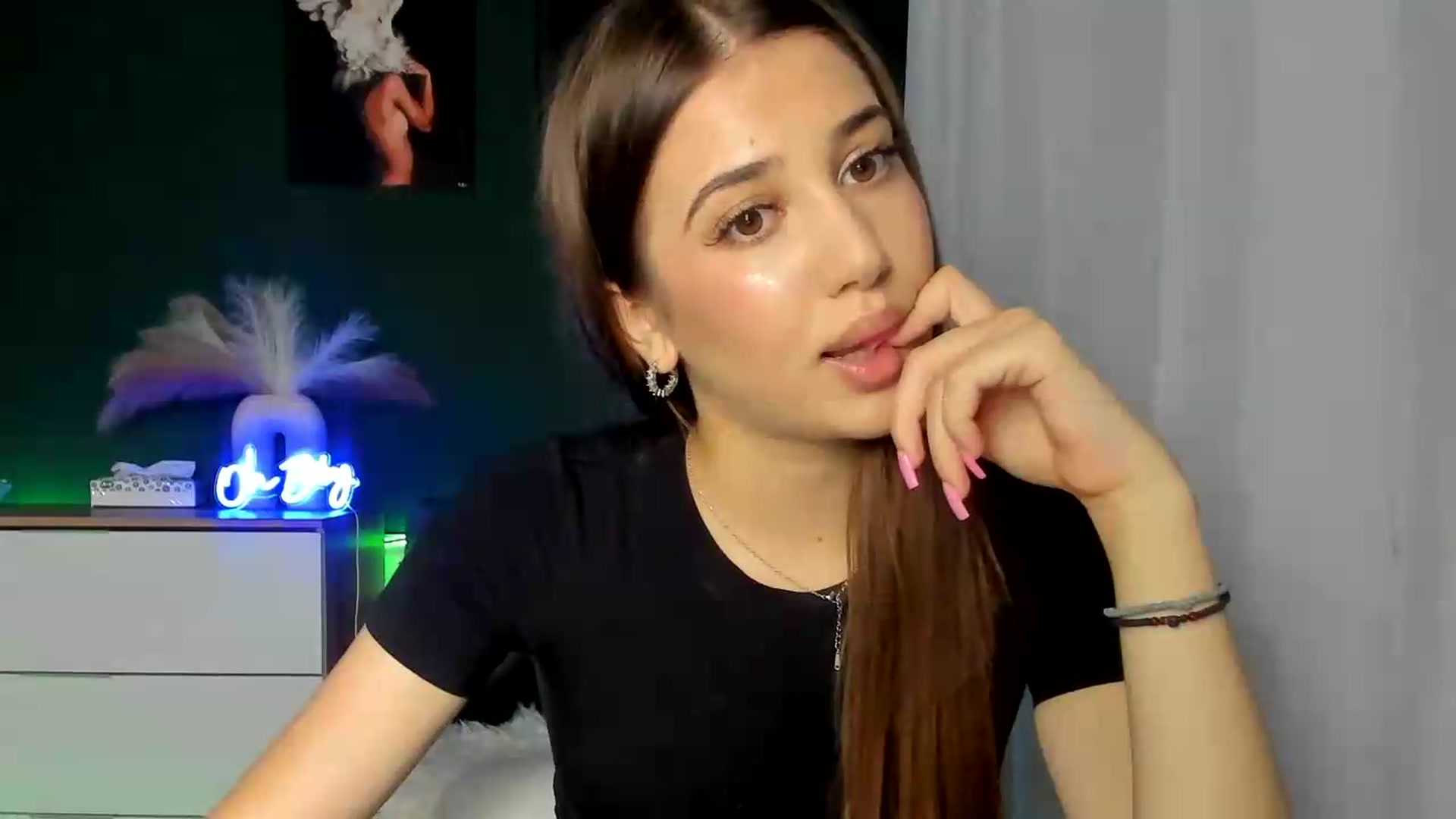 Gallery image thumbnail from AlexaPirs's myfreecams stream on, 08/19/2026, 13:39 image 12 of 20