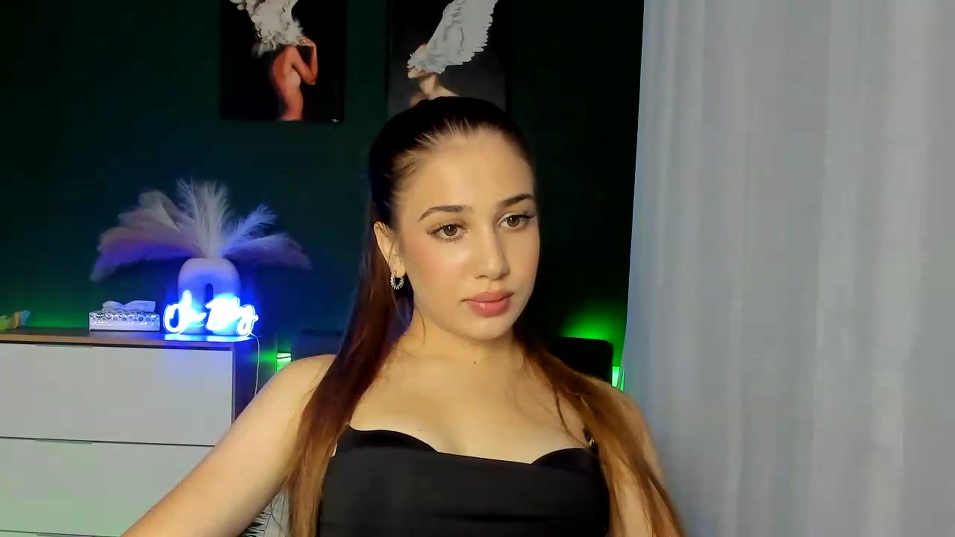 Gallery image thumbnail from AlexaPirs's myfreecams stream on, 08/24/2026, 12:40 image 15 of 20