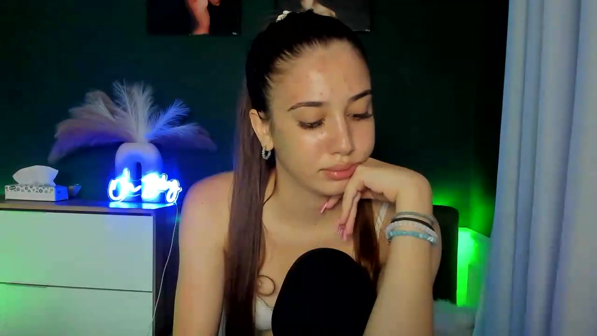 Gallery image thumbnail from AlexaPirs's myfreecams stream on, 08/25/2026, 14:53 image 15 of 20