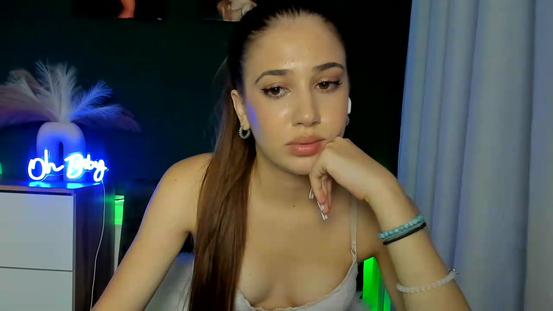 Gallery image thumbnail from AlexaPirs's myfreecams stream on, 09/04/2026, 14:25 image 13 of 20
