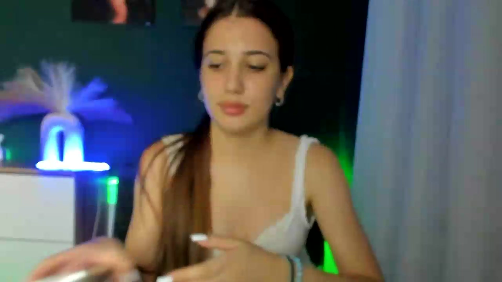 Gallery image thumbnail from AlexaPirs's myfreecams stream on, 09/06/2026, 16:41 image 13 of 20