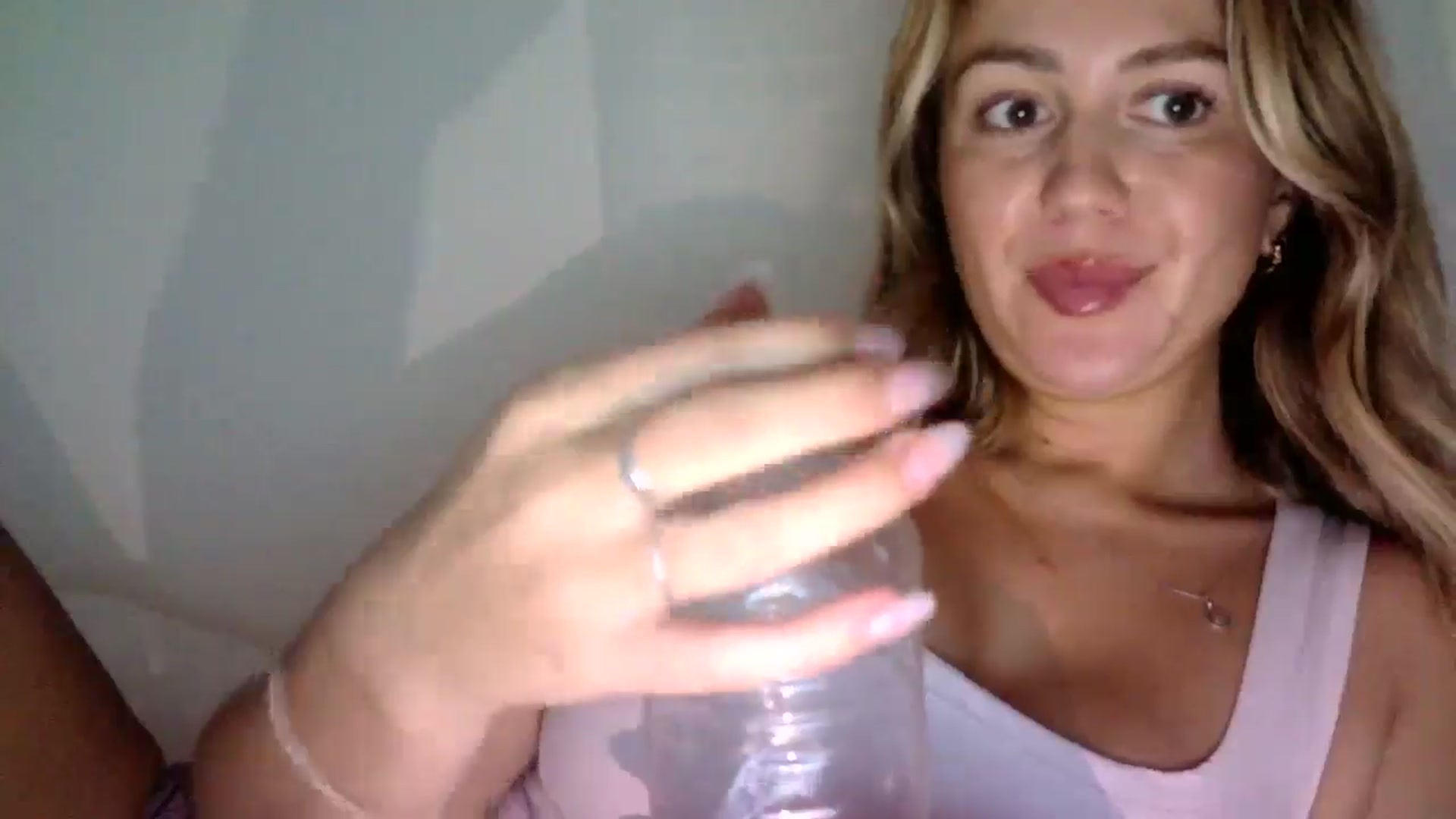 Gallery image thumbnail from AlexaRaeBlake's myfreecams stream on, 05/27/2024, 06:09 image 3 of 20