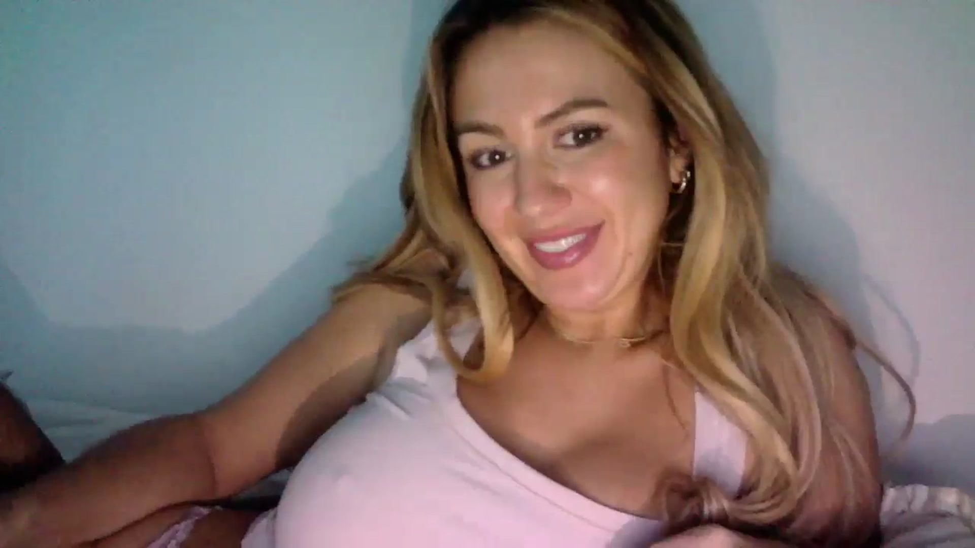 Gallery image thumbnail from AlexaRaeBlake's myfreecams stream on, 06/16/2024, 02:48 image 14 of 20