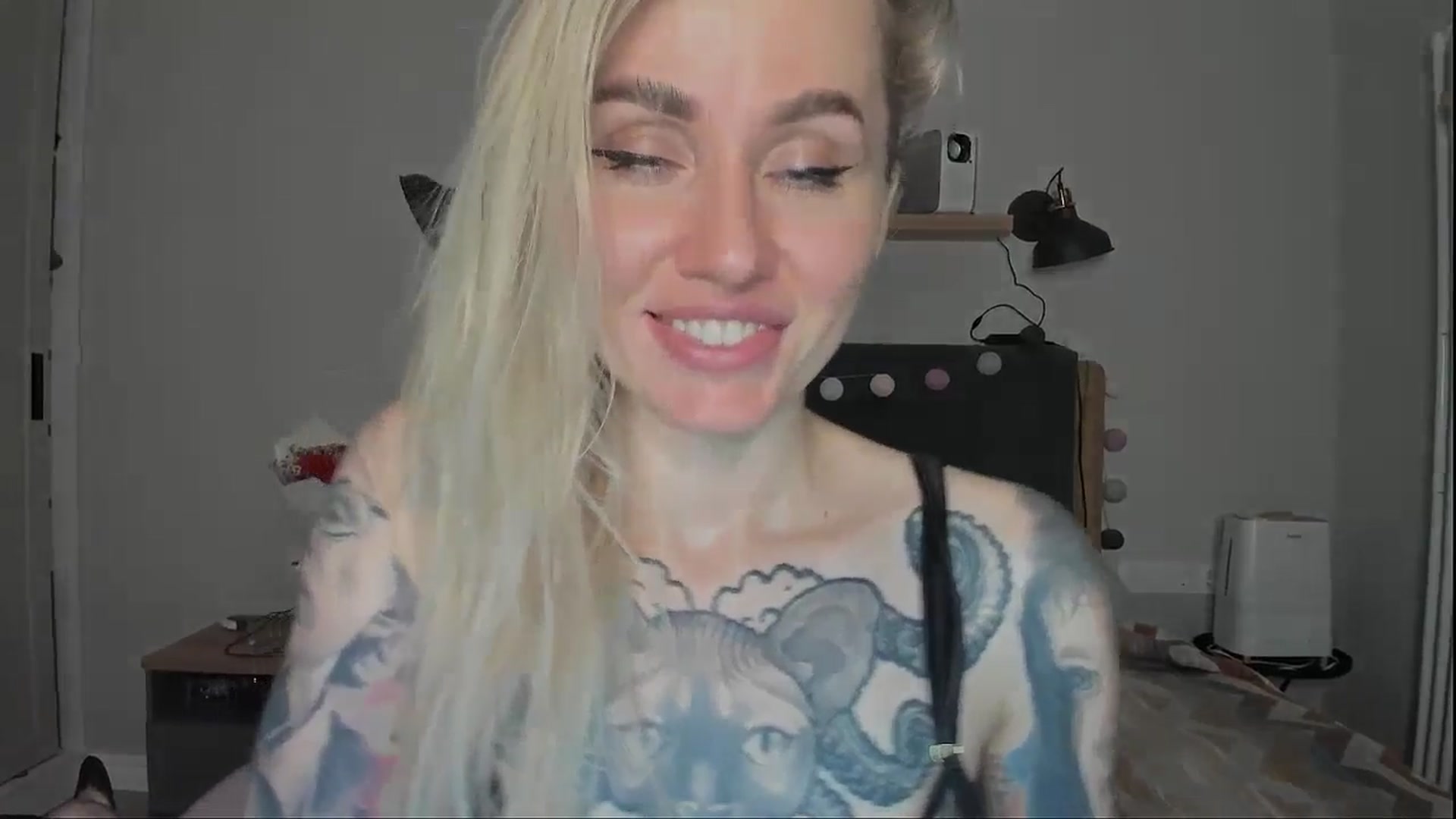 Gallery image thumbnail from Alexa_Smithhh's myfreecams stream on, 10/21/2024, 19:06 image 3 of 20