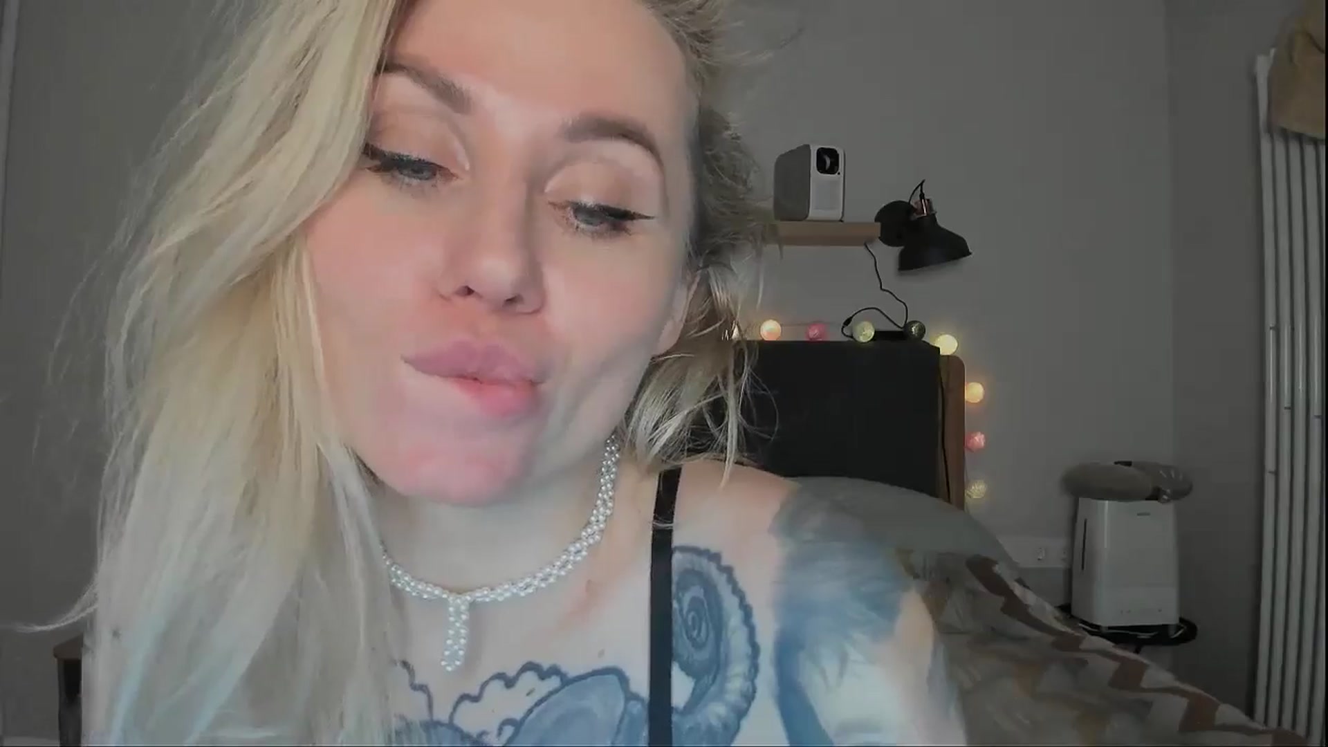 Gallery image thumbnail from Alexa_Smithhh's myfreecams stream on, 11/10/2024, 20:03 image 19 of 20