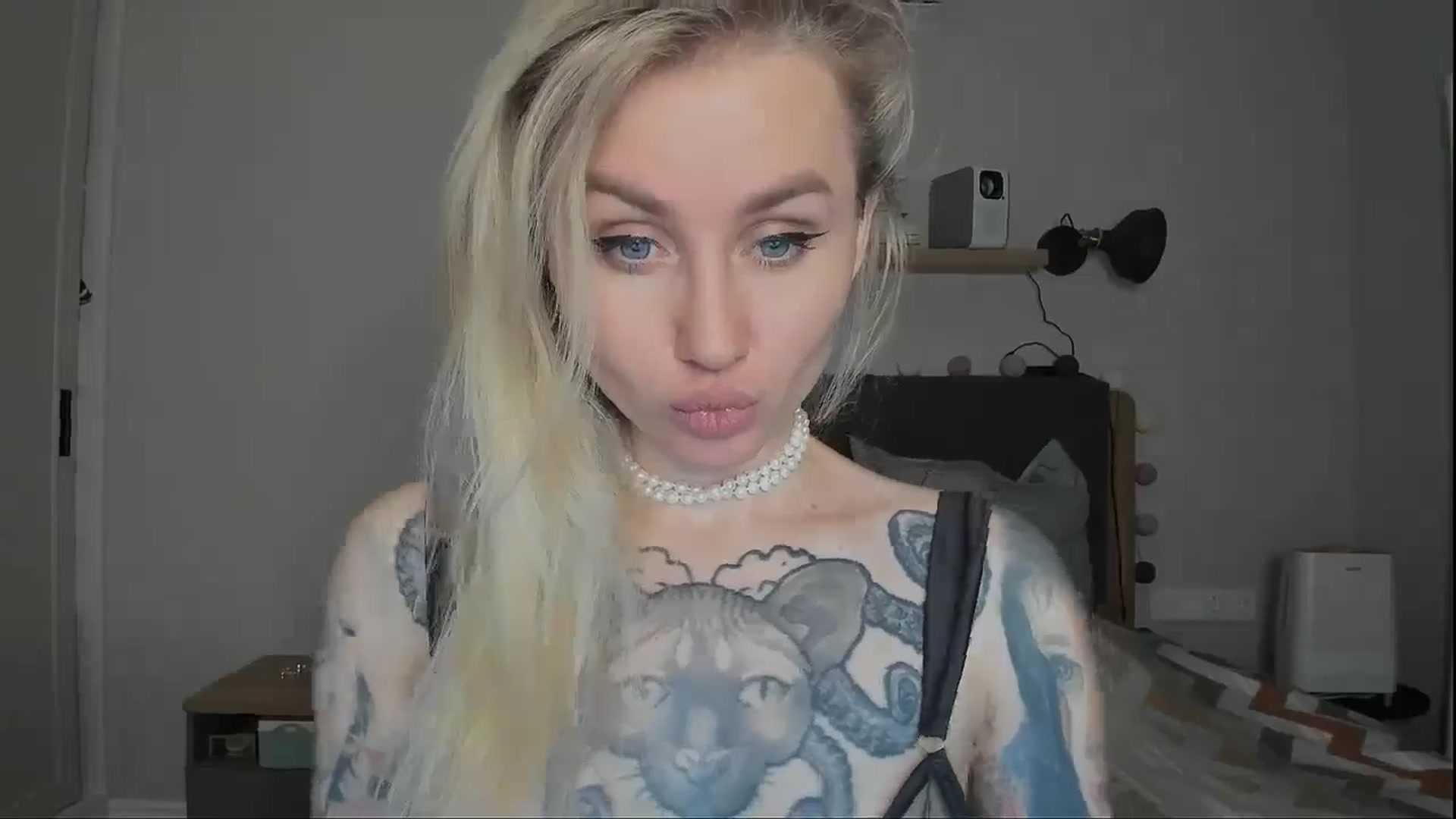 Gallery image thumbnail from Alexa_Smithhh's myfreecams stream on, 11/18/2024, 19:44 image 3 of 20