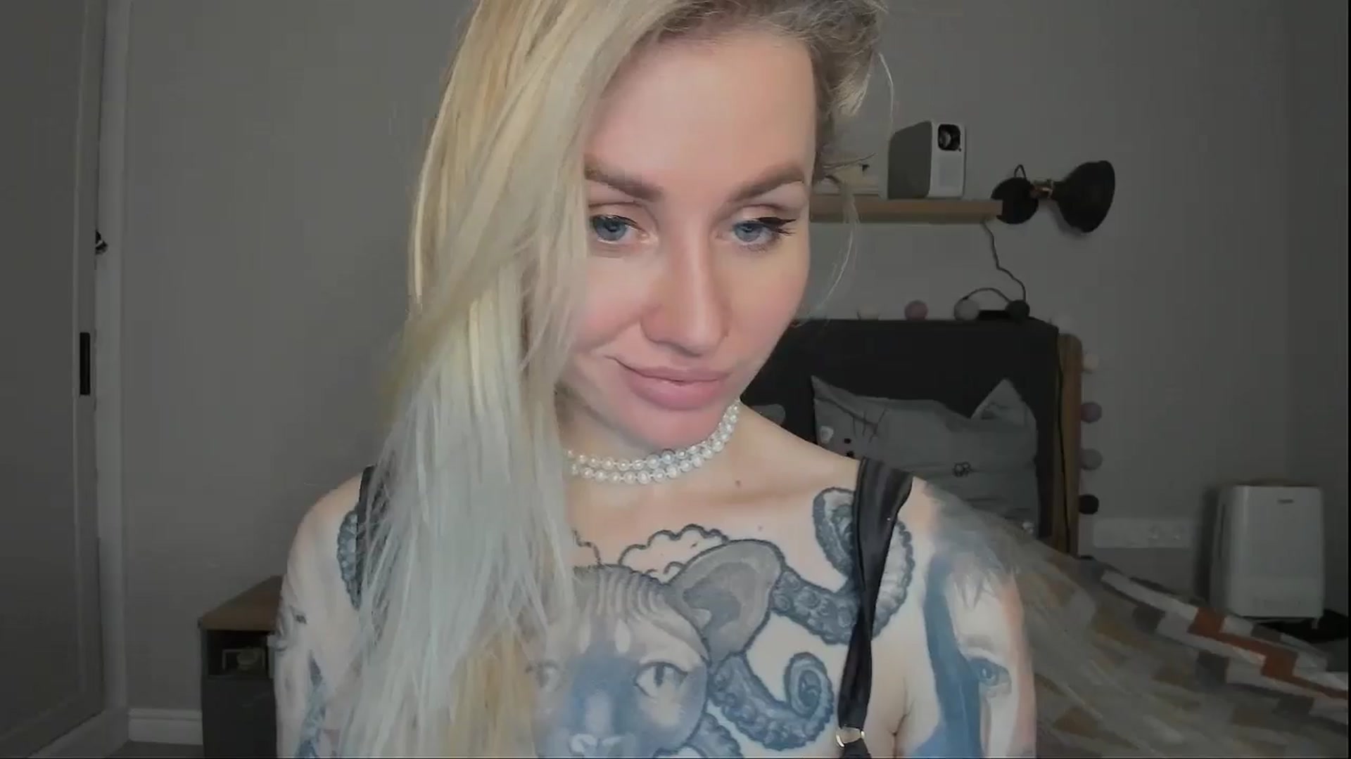 Gallery image thumbnail from Alexa_Smithhh's myfreecams stream on, 11/18/2024, 21:17 image 14 of 20