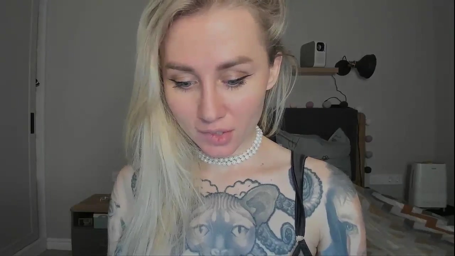 Gallery image thumbnail from Alexa_Smithhh's myfreecams stream on, 11/18/2024, 21:17 image 7 of 20