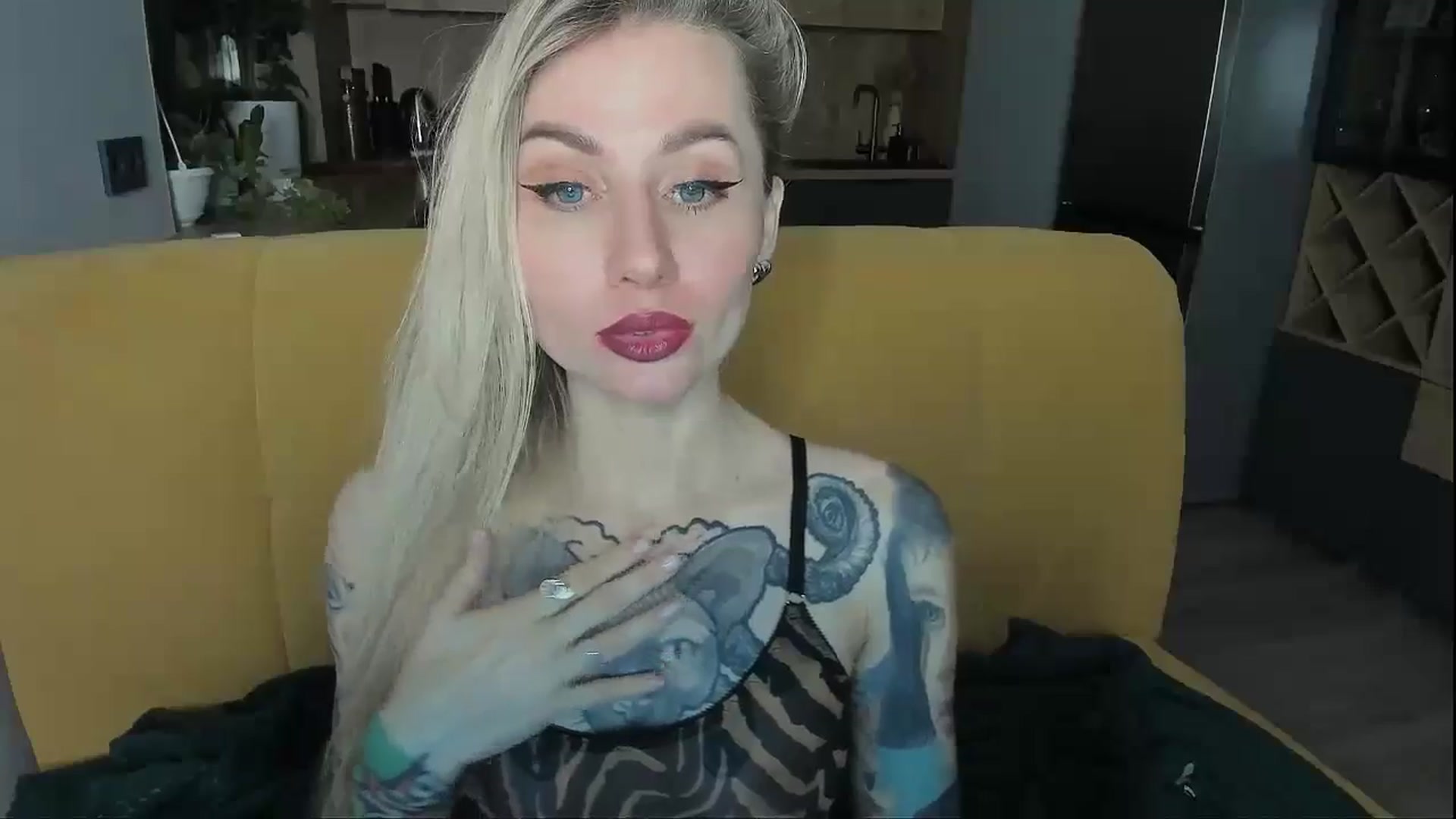 Gallery image thumbnail from Alexa_Smithhh's myfreecams stream on, 12/23/2024, 18:22 image 16 of 20