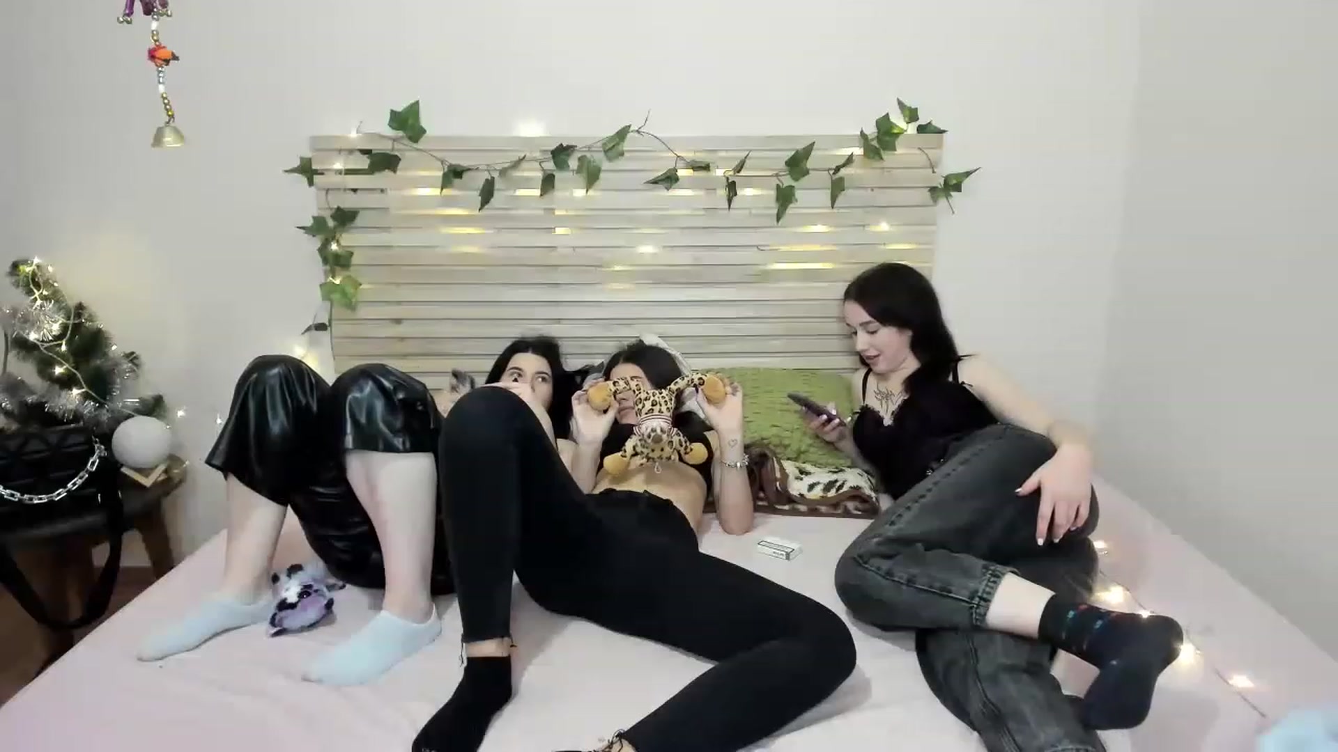Gallery image thumbnail from AlexandaSweet's myfreecams stream on, 12/11/2022, 18:58 image 18 of 20