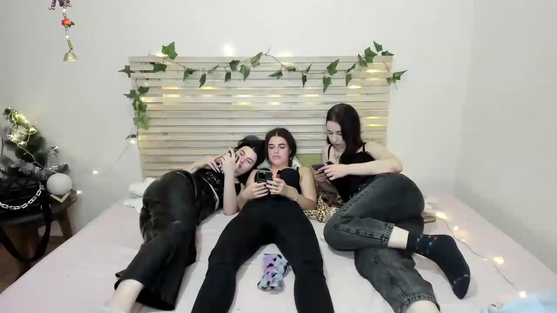 Gallery image thumbnail from AlexandaSweet's myfreecams stream on, 12/11/2022, 18:58 image 17 of 20