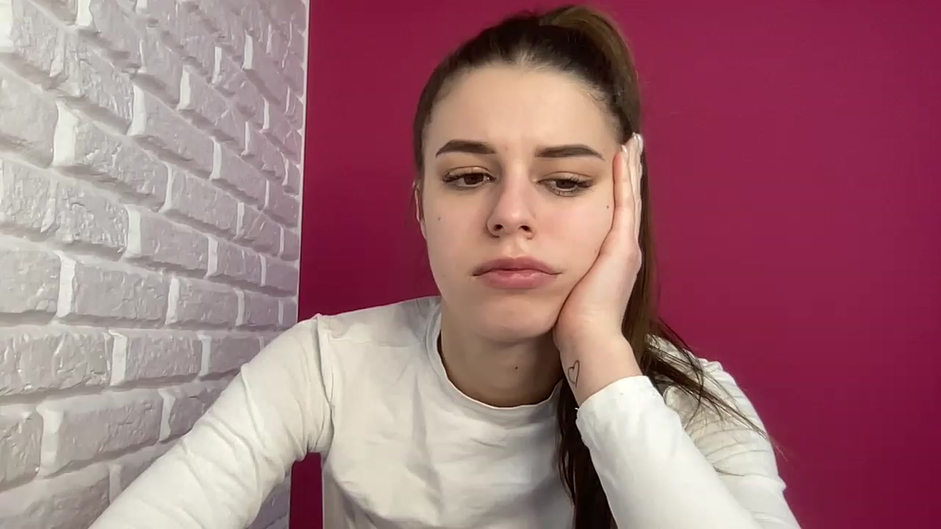 Gallery image thumbnail from AlexandaSweet's myfreecams stream on, 02/07/2023, 18:32 image 4 of 20