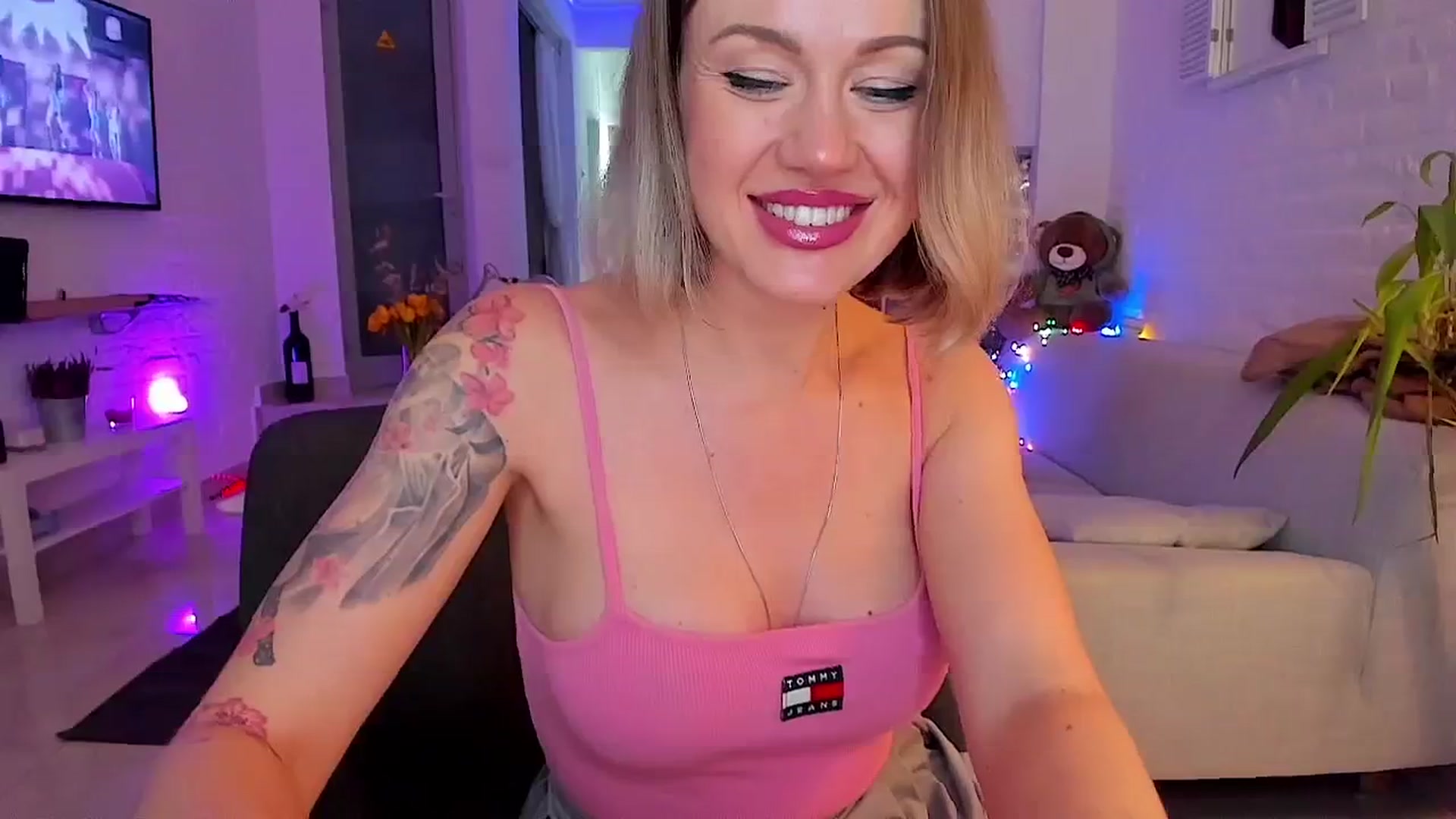 Gallery image thumbnail from AlexiAngel's myfreecams stream on, 02/03/2024, 19:11 image 10 of 20