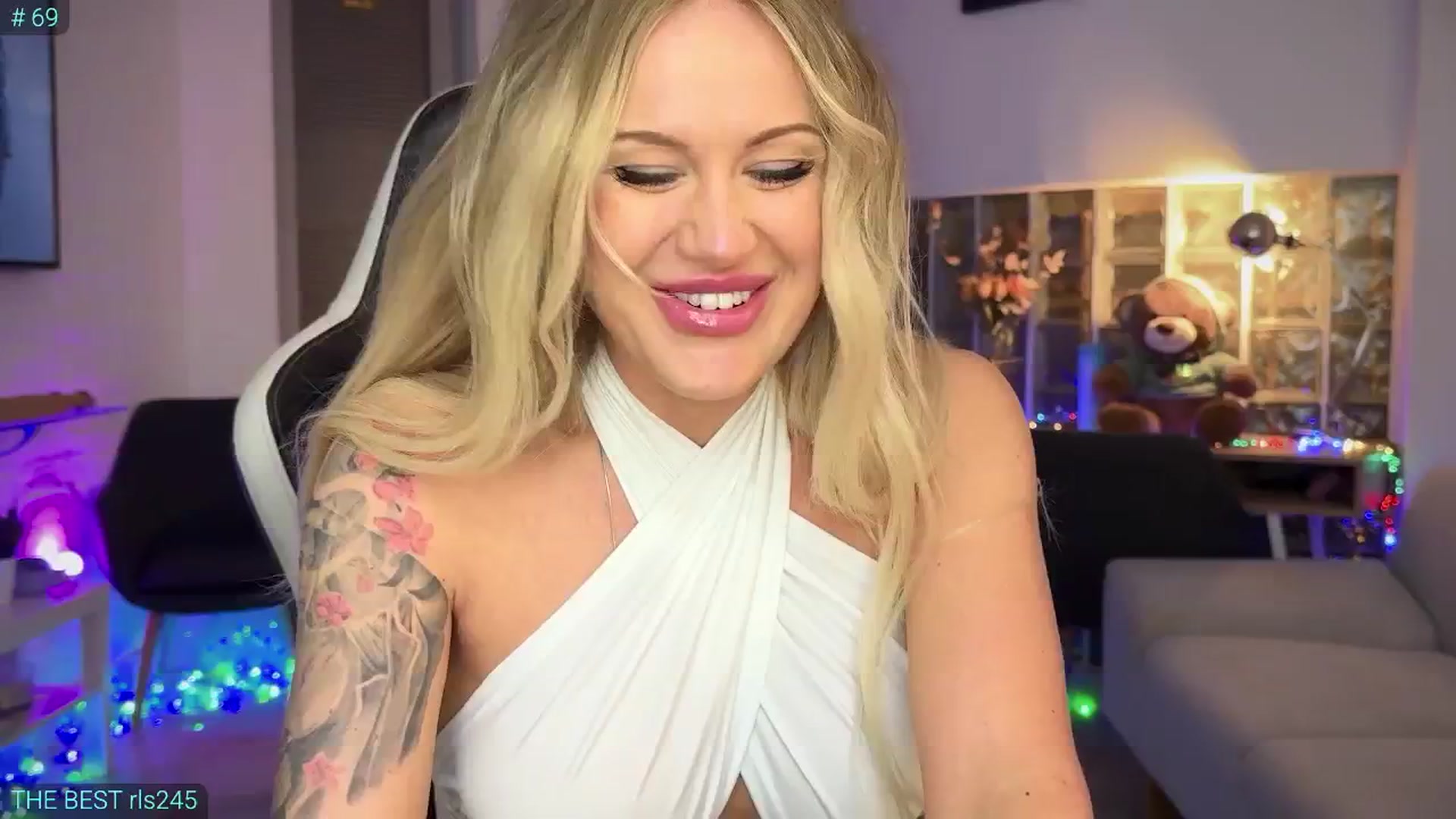 Gallery image thumbnail from AlexiAngel's myfreecams stream on, 04/27/2025, 15:34 image 13 of 20