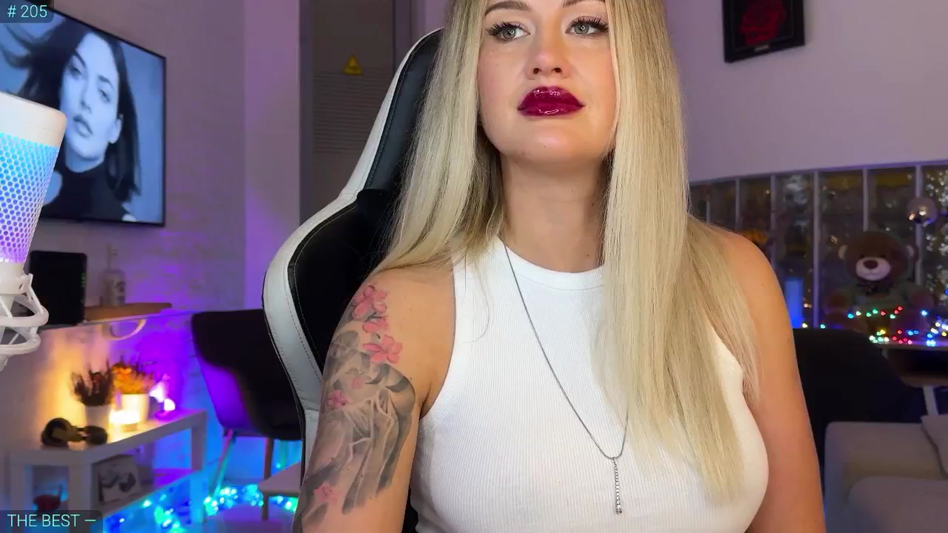 Gallery image thumbnail from AlexiAngel's myfreecams stream on, 10/06/2025, 16:37 image 19 of 20