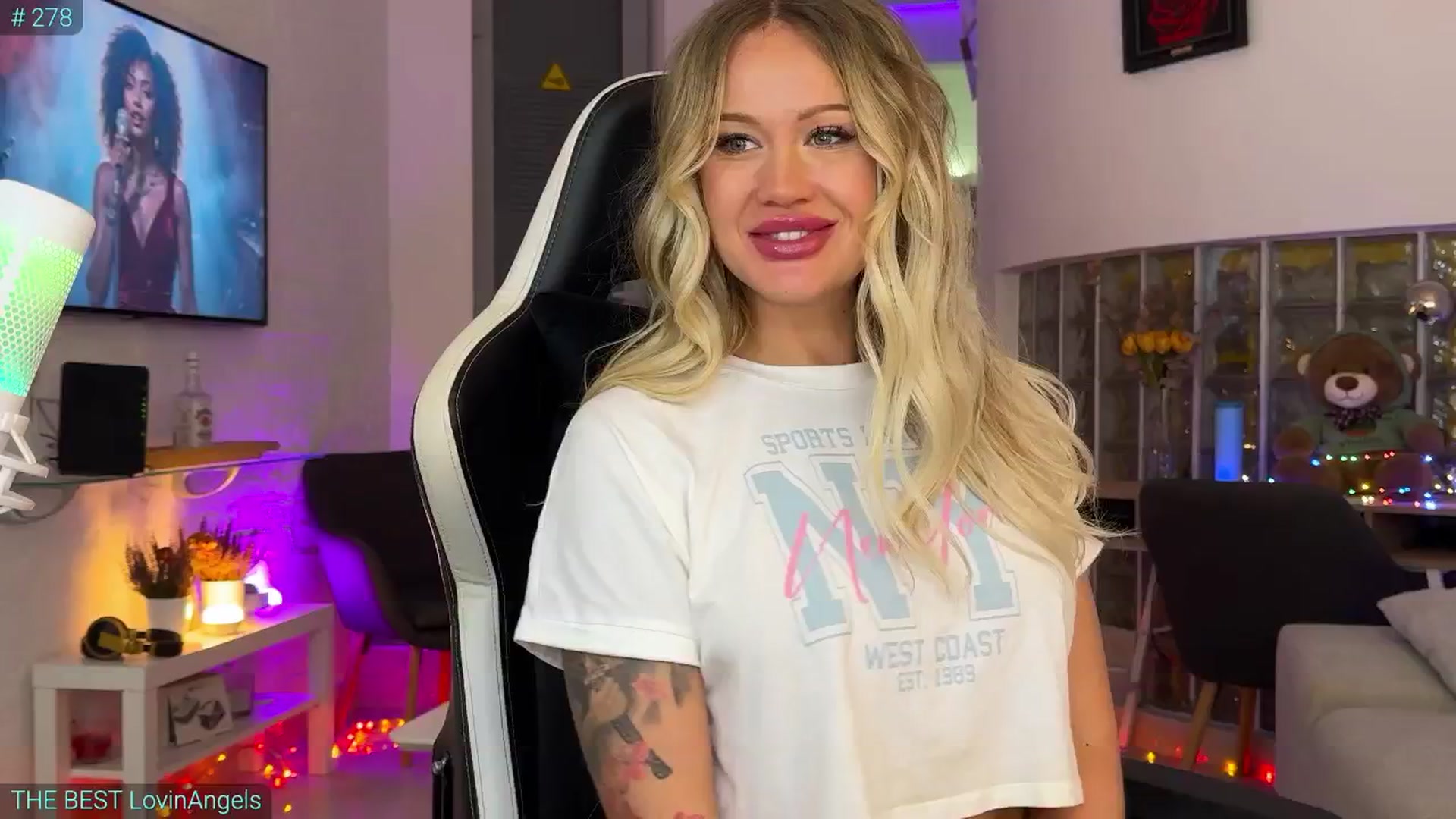 Gallery image thumbnail from AlexiAngel's myfreecams stream on, 10/14/2025, 07:07 image 12 of 20