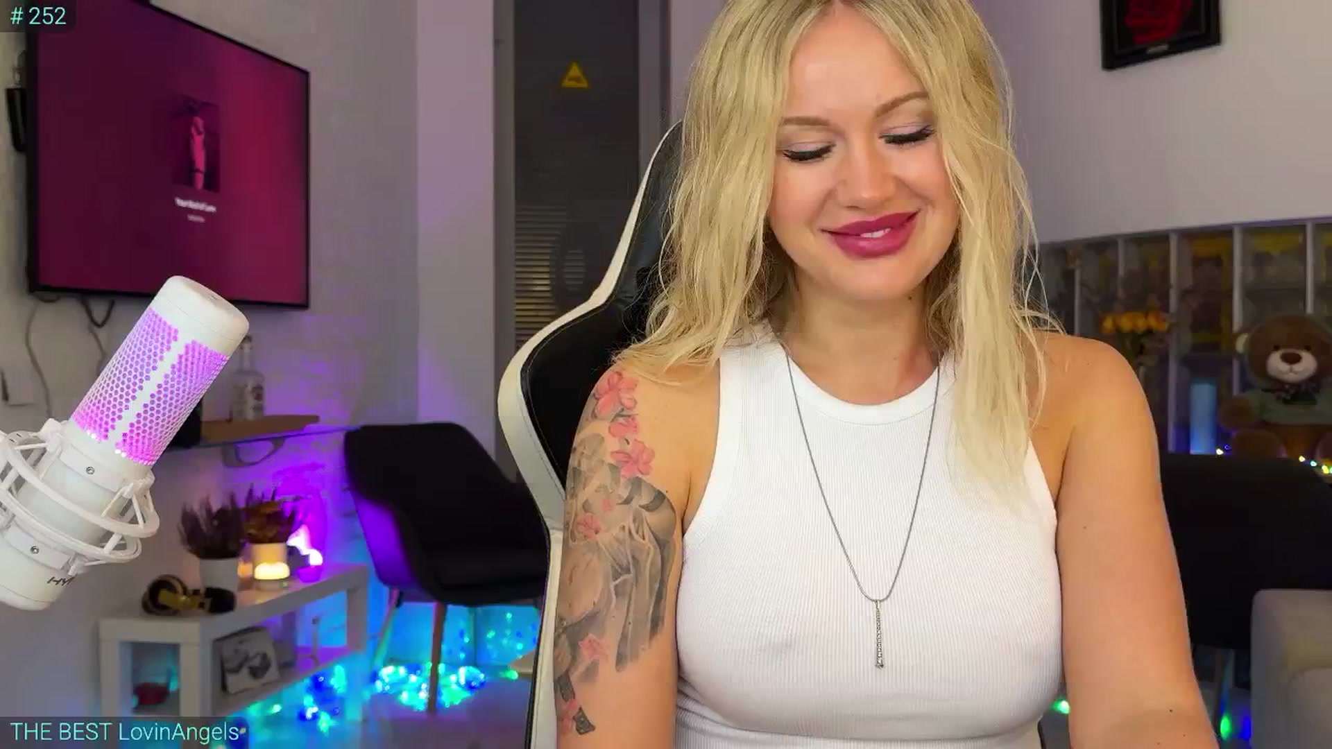 Gallery image thumbnail from AlexiAngel's myfreecams stream on, 10/31/2025, 07:25 image 4 of 20