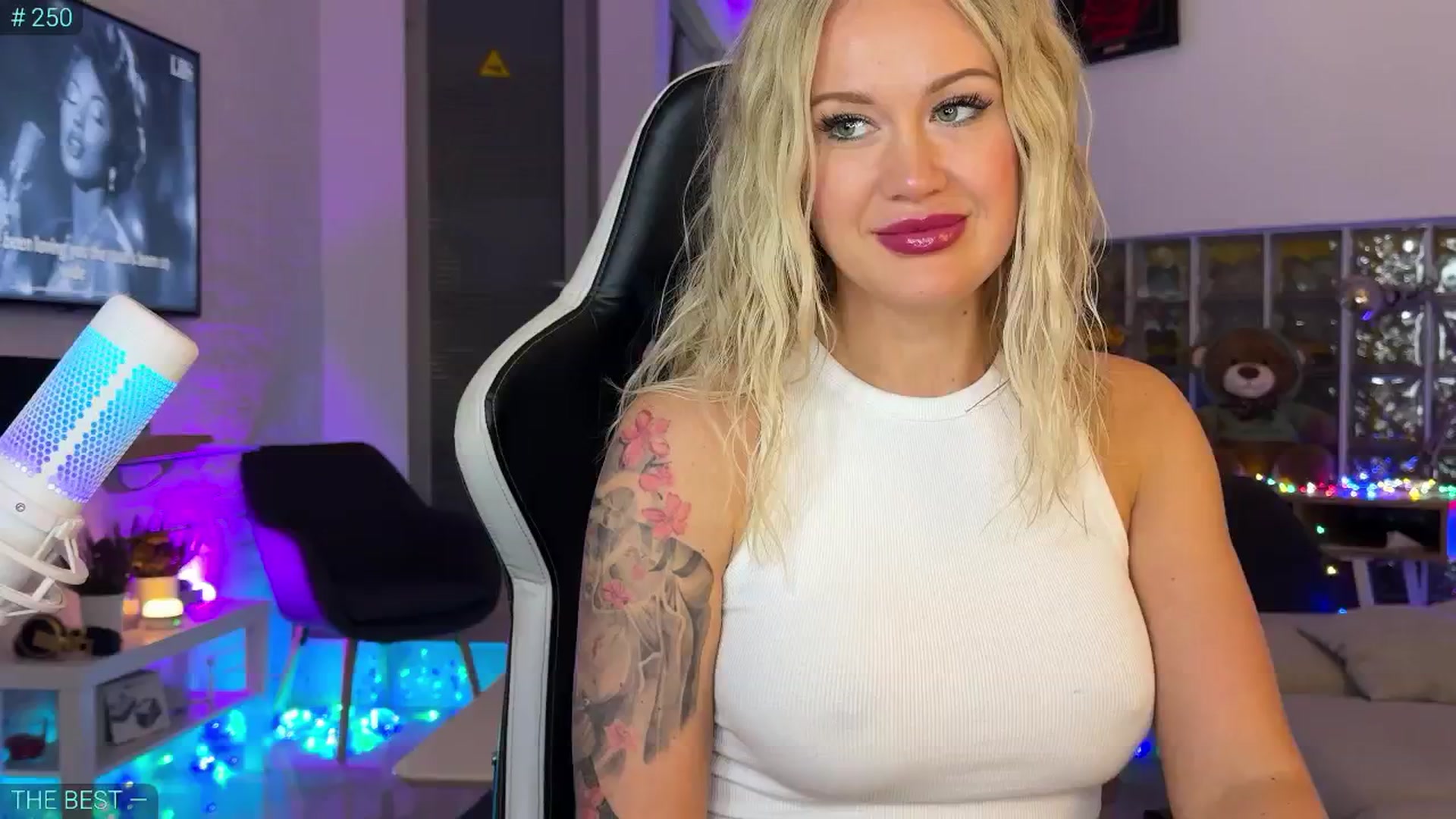 Gallery image thumbnail from AlexiAngel's myfreecams stream on, 10/31/2025, 17:59 image 1 of 20