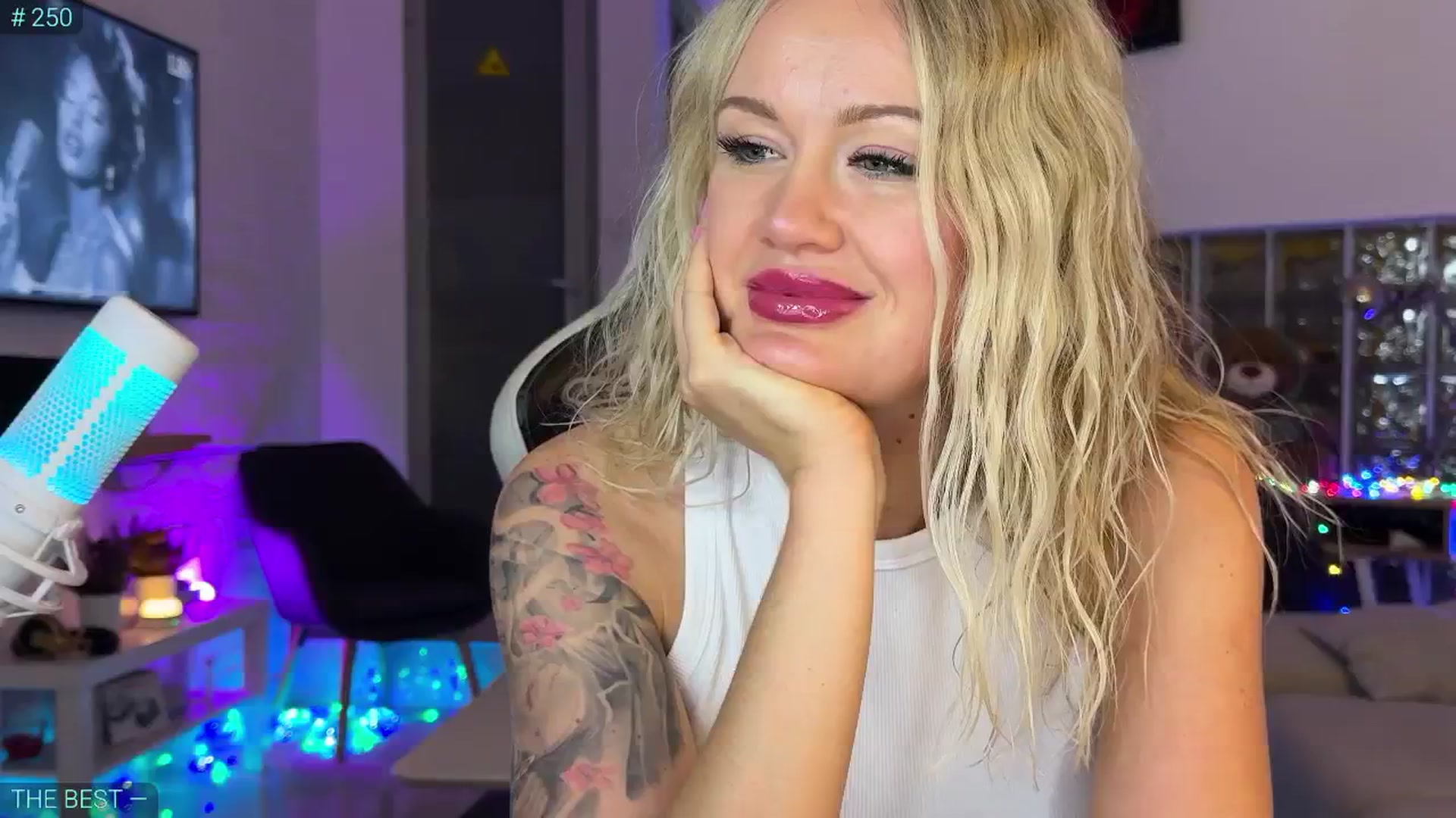 Gallery image thumbnail from AlexiAngel's myfreecams stream on, 10/31/2025, 17:59 image 5 of 20
