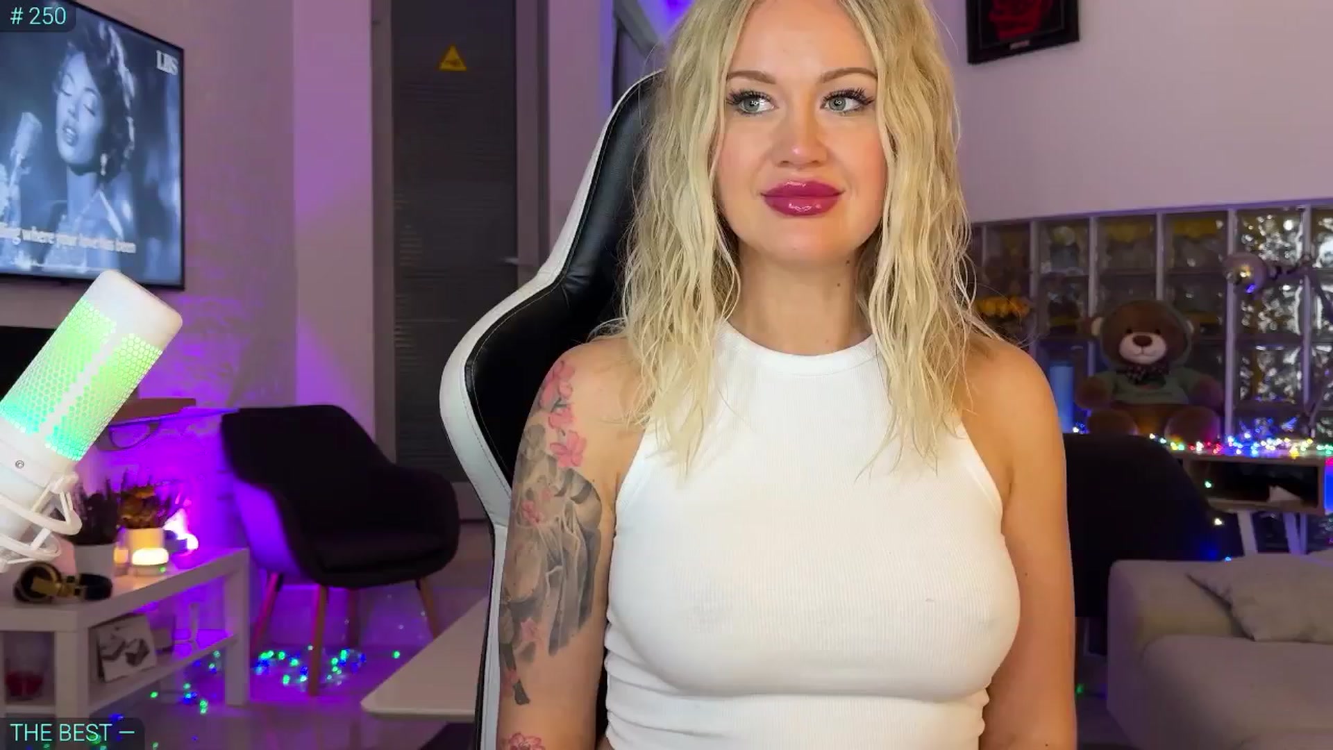 Gallery image thumbnail from AlexiAngel's myfreecams stream on, 10/31/2025, 17:59 image 4 of 20