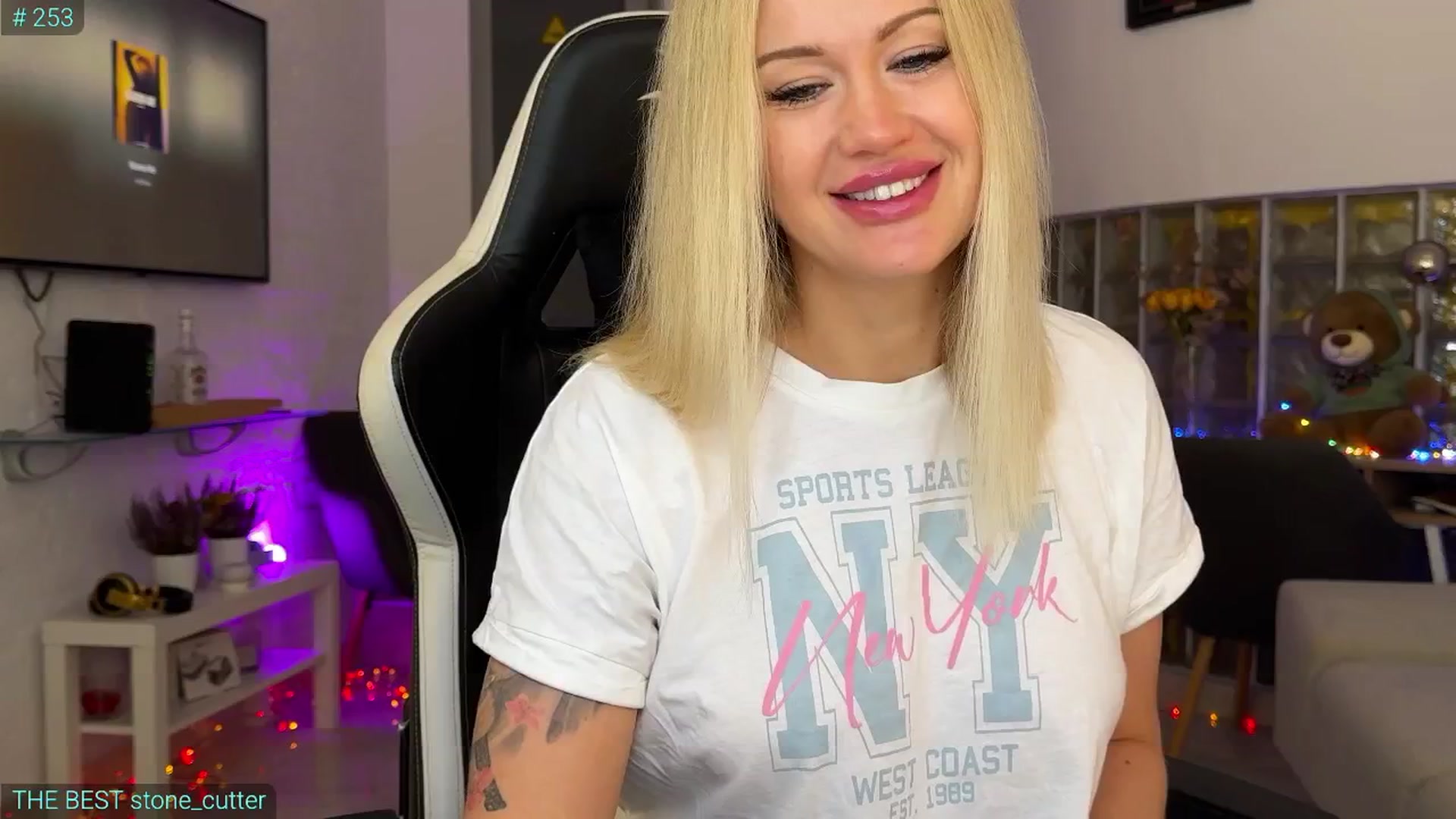 Gallery image thumbnail from AlexiAngel's myfreecams stream on, 11/14/2025, 07:56 image 17 of 20