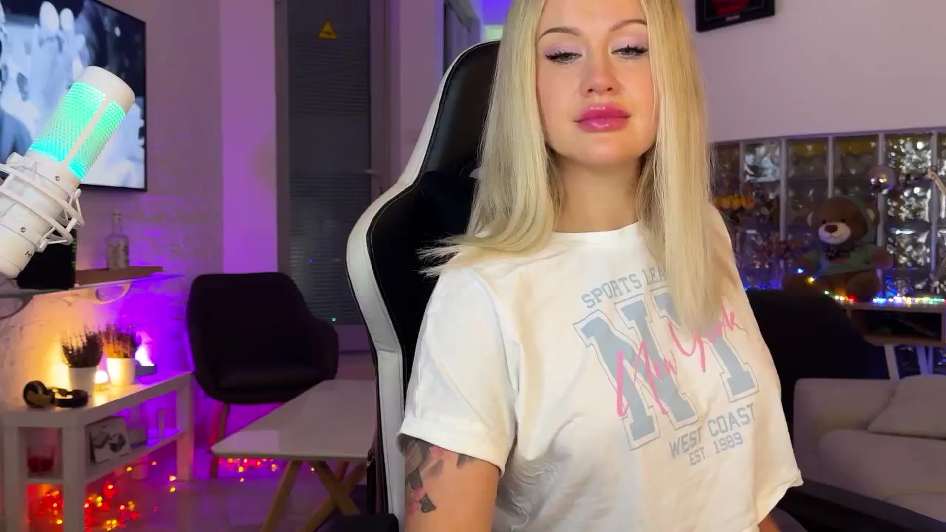 Gallery image thumbnail from AlexiAngel's myfreecams stream on, 12/05/2025, 19:07 image 3 of 20