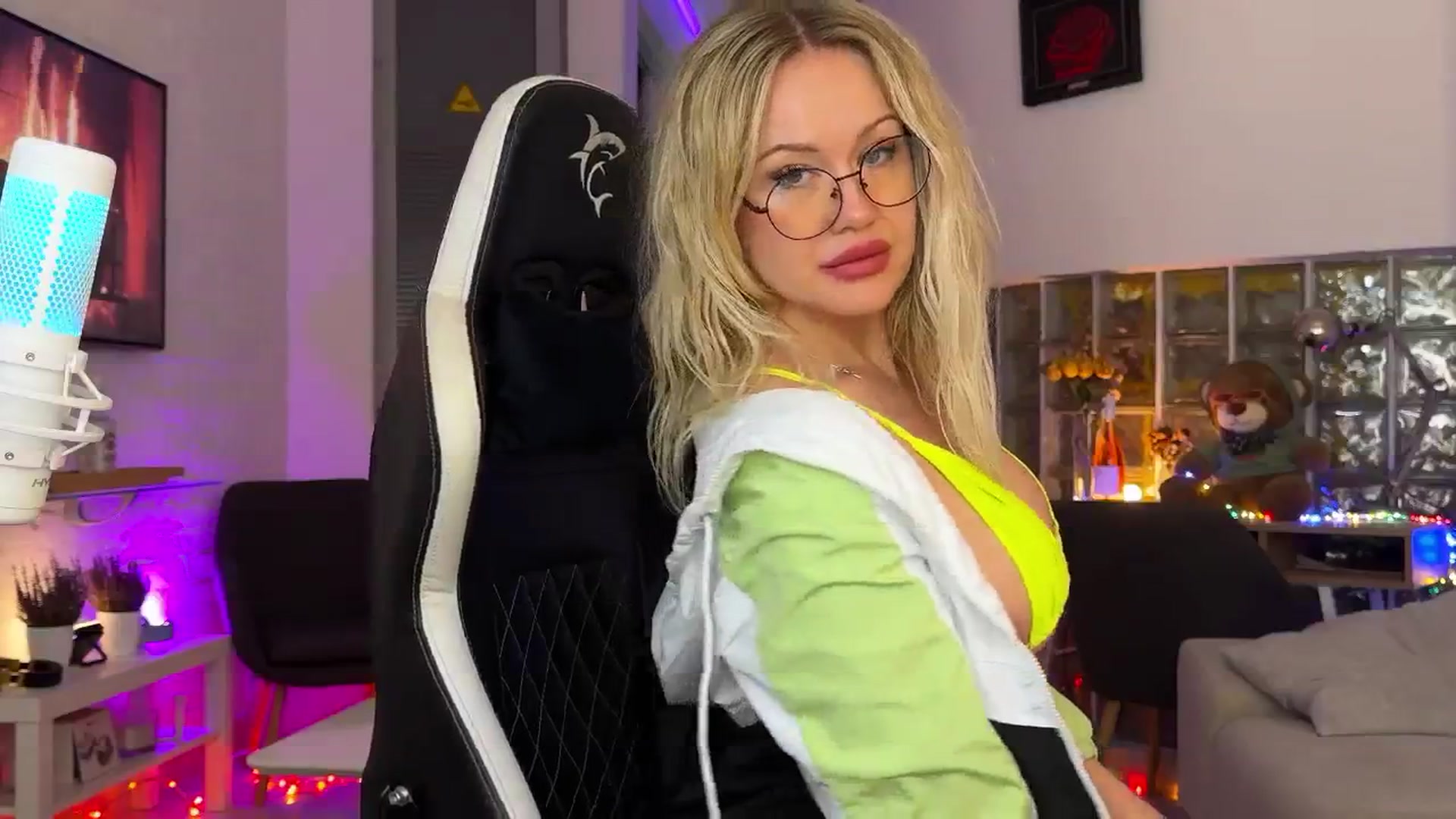 Gallery image thumbnail from AlexiAngel's myfreecams stream on, 12/16/2025, 07:57 image 11 of 20
