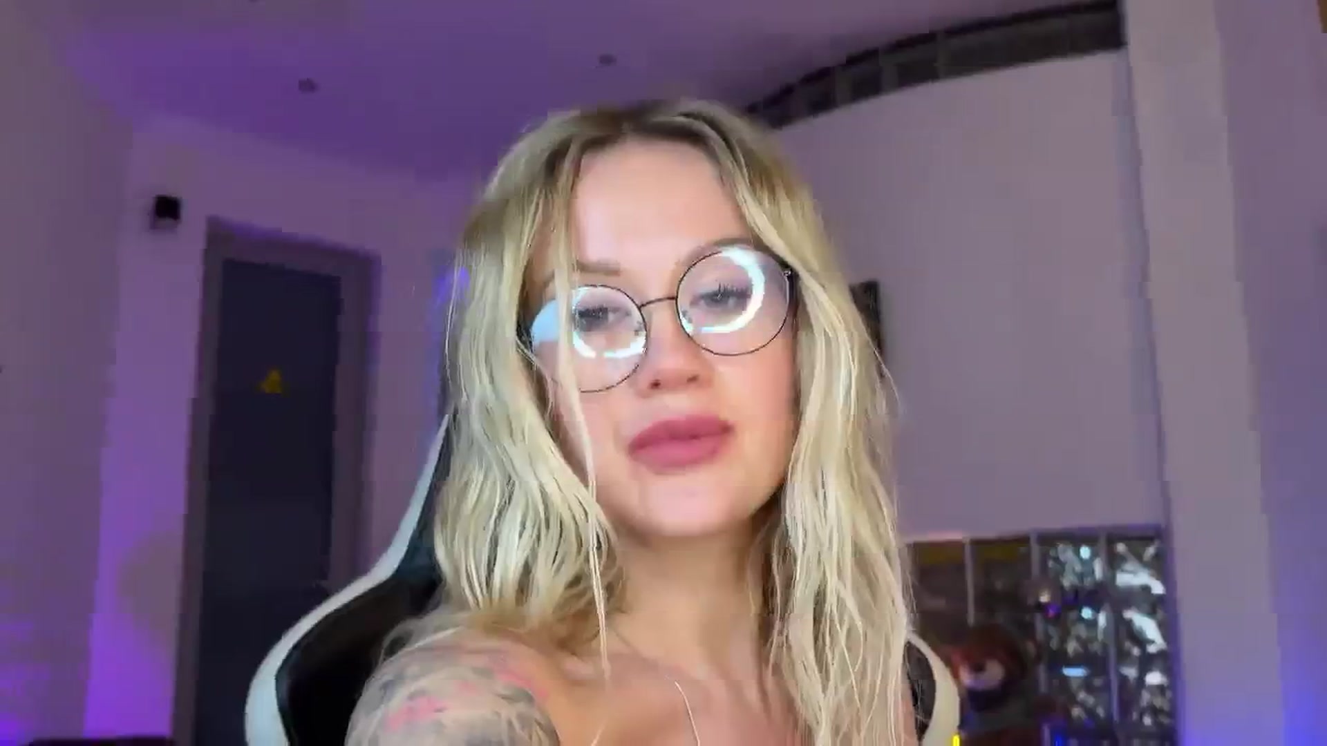 Gallery image thumbnail from AlexiAngel's myfreecams stream on, 12/16/2025, 19:09 image 20 of 20