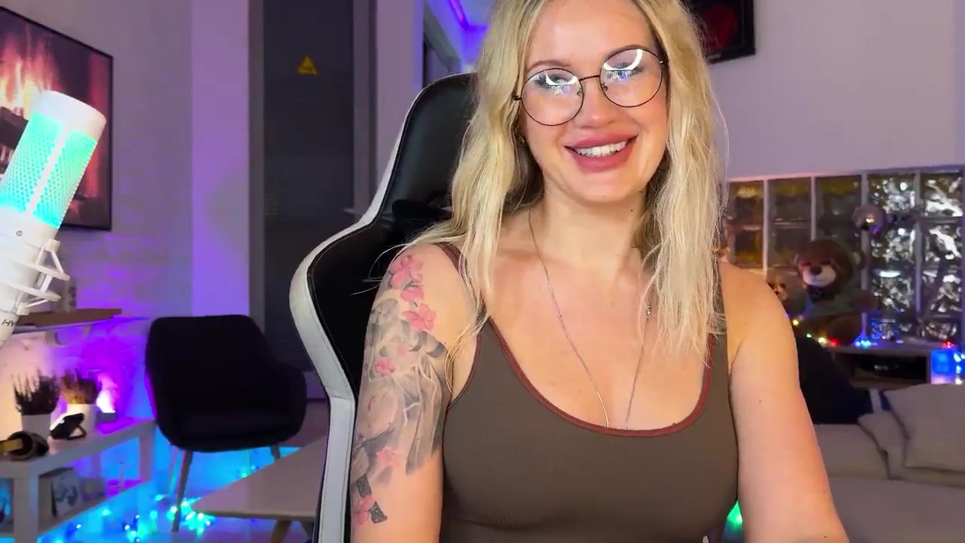Gallery image thumbnail from AlexiAngel's myfreecams stream on, 12/17/2025, 16:43 image 15 of 20