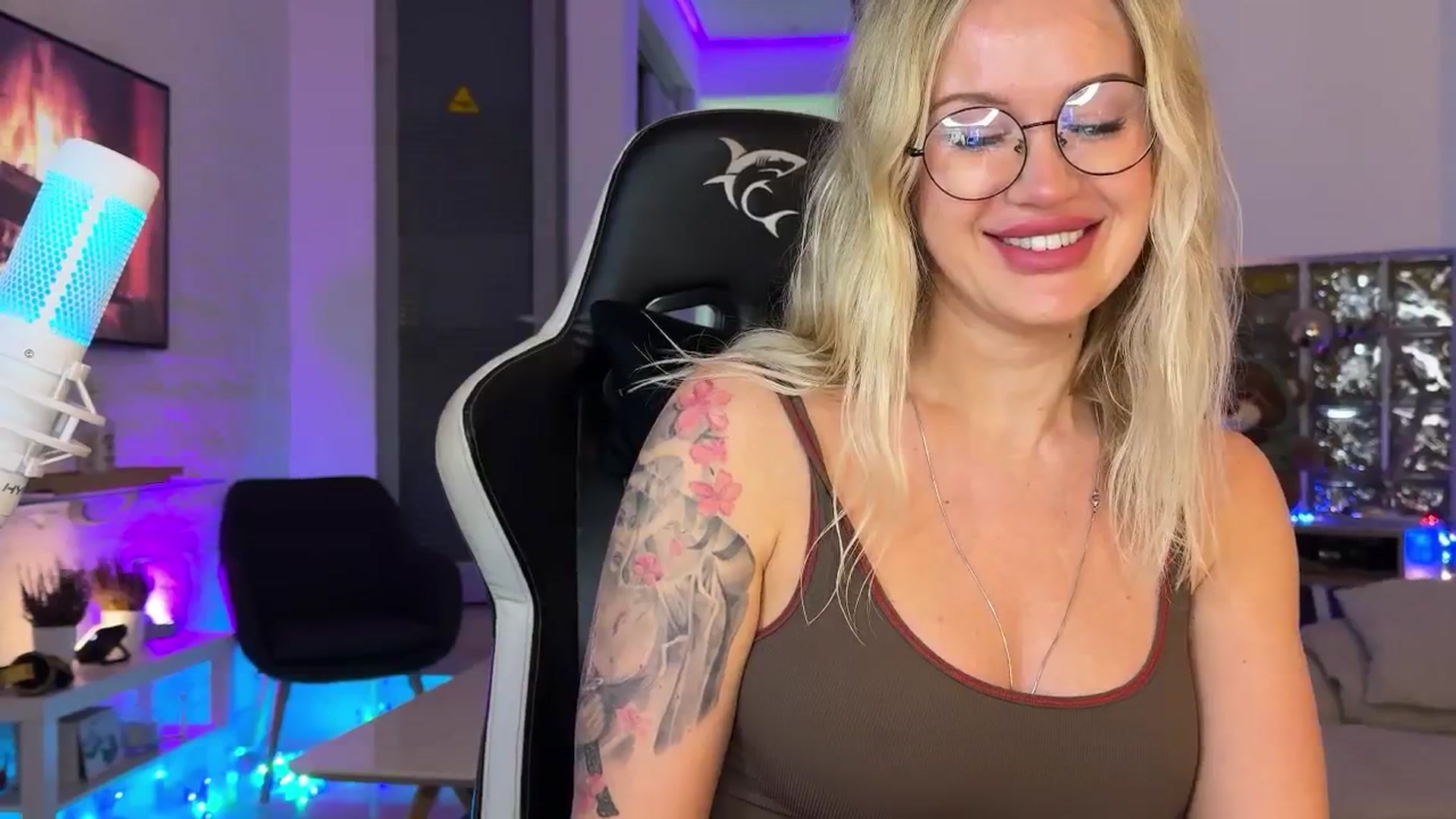 Gallery image thumbnail from AlexiAngel's myfreecams stream on, 12/17/2025, 16:43 image 17 of 20