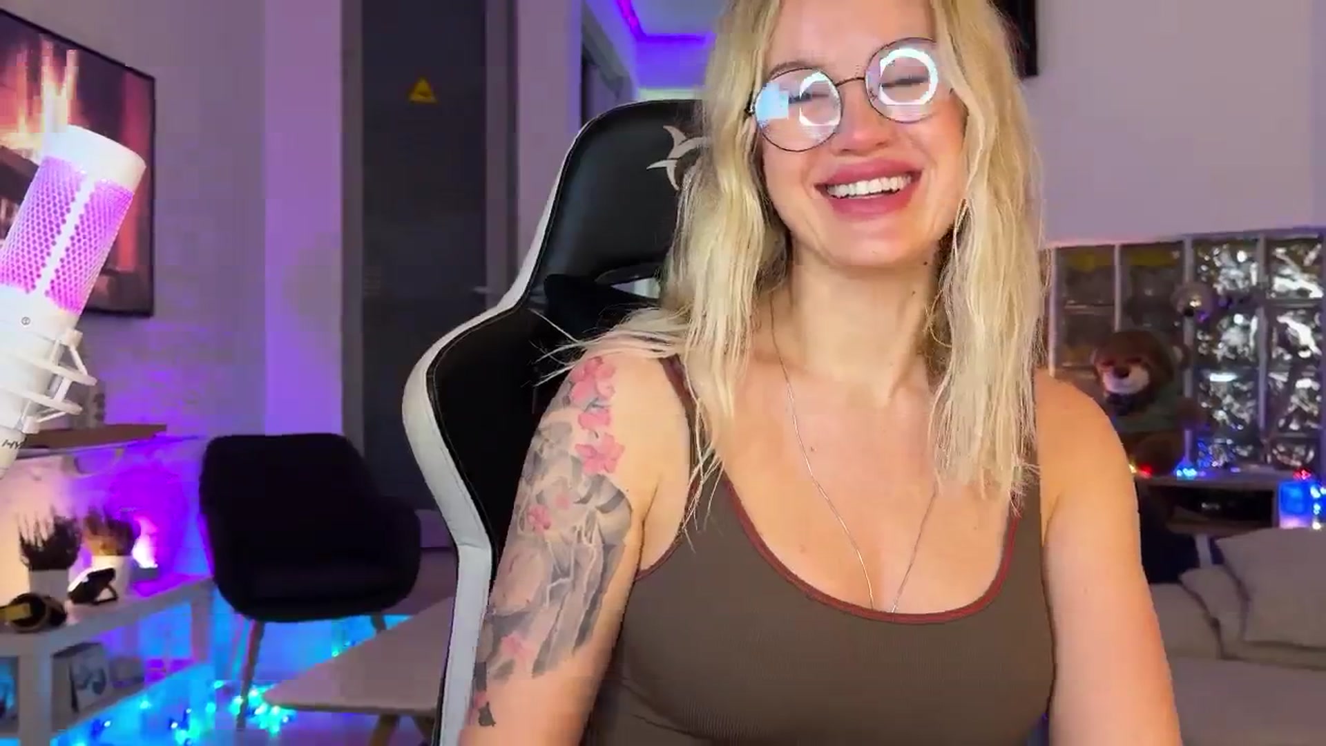 Gallery image thumbnail from AlexiAngel's myfreecams stream on, 12/17/2025, 16:43 image 18 of 20