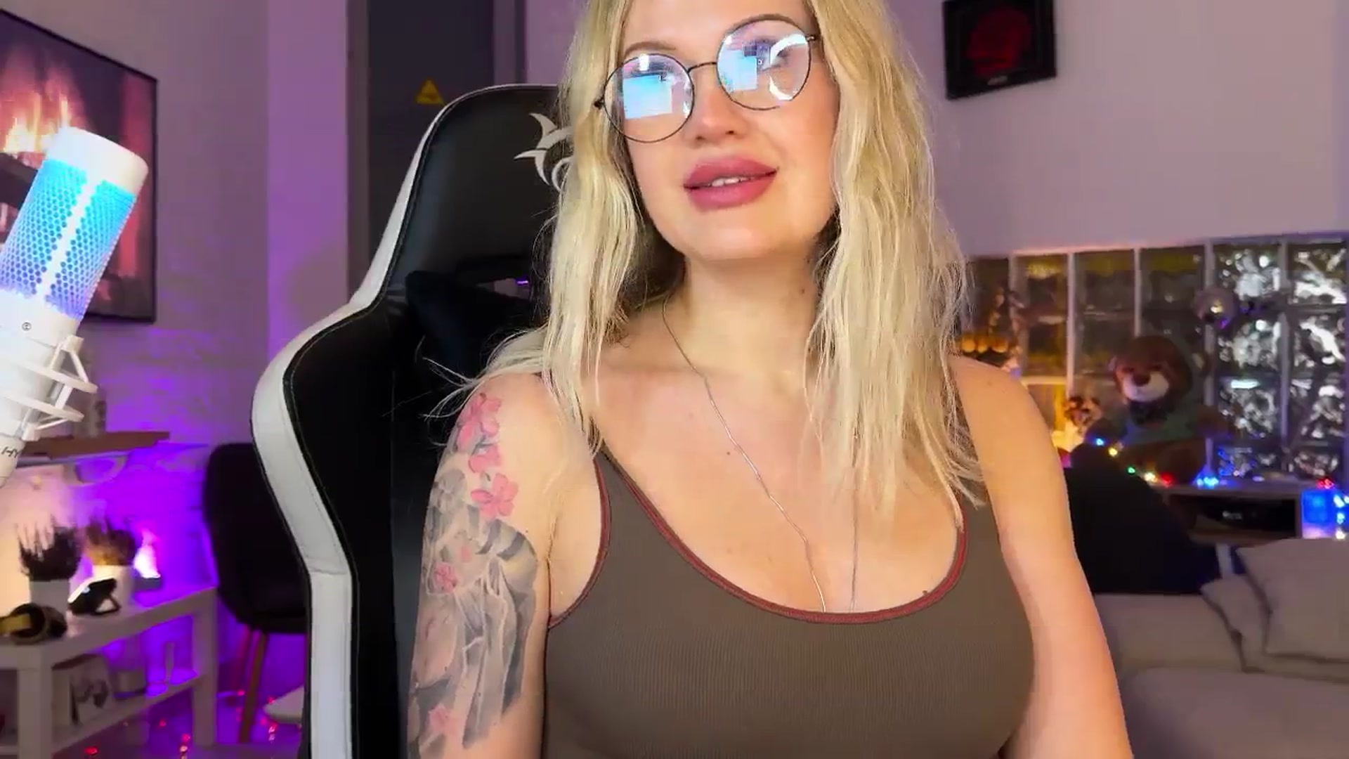 Gallery image thumbnail from AlexiAngel's myfreecams stream on, 12/17/2025, 16:43 image 13 of 20
