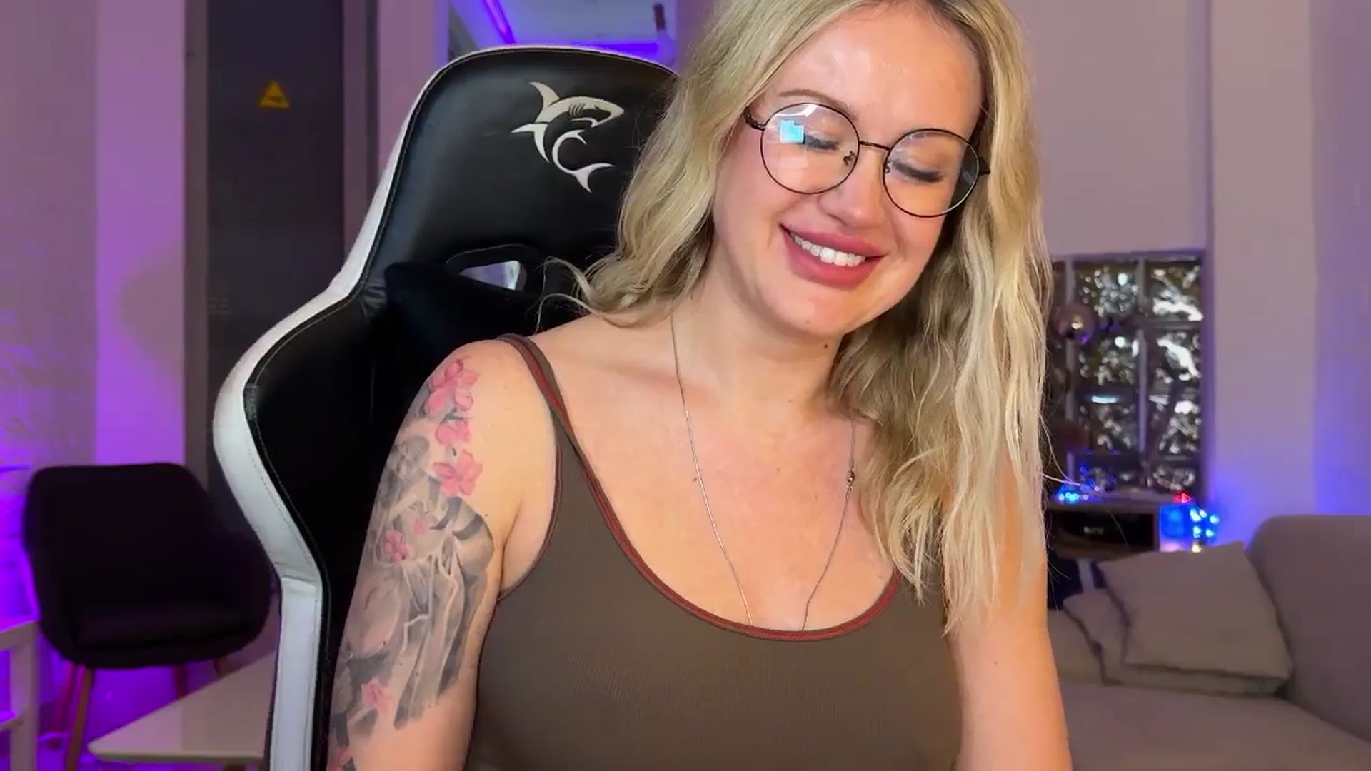Gallery image thumbnail from AlexiAngel's myfreecams stream on, 12/17/2025, 18:16 image 9 of 20